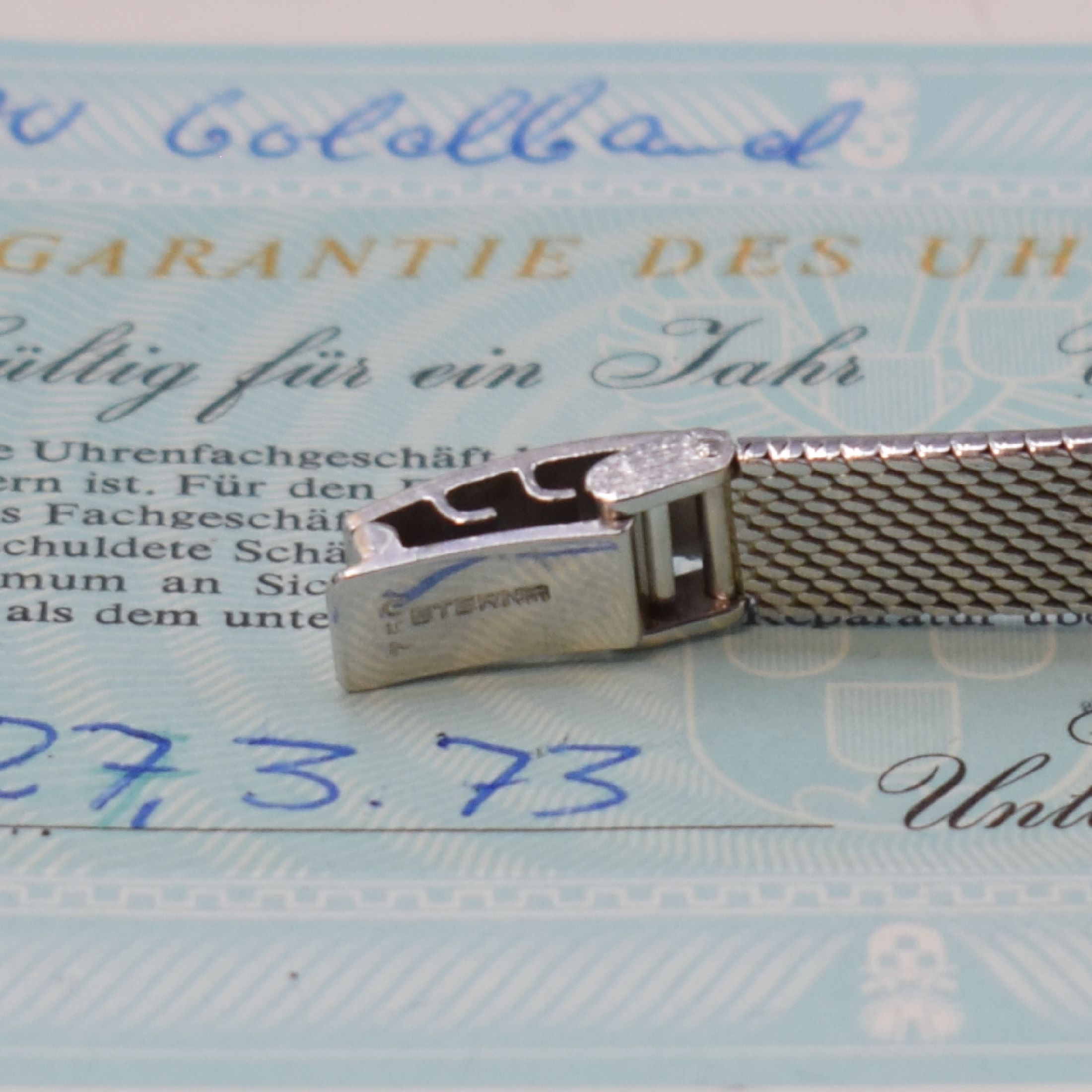 Detail c: ETERNA Damenarmbanduhr in WG 750/000 mit Diamanten, Schweiz verk. lt. beil. Garantie 03/1973, Handaufzug, Geh. an Goldband 750/000, Boden aufgedr., ...