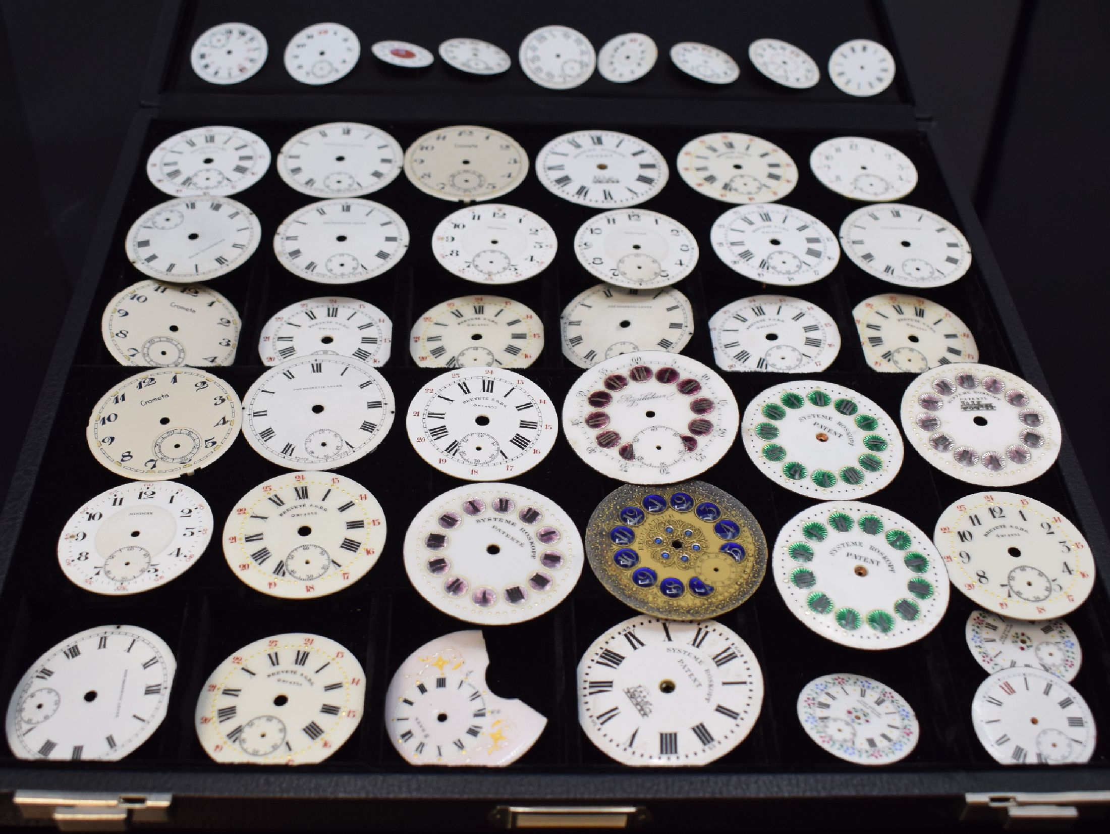 46 unbenutzte Taschenuhr-Zifferblätter, Schweiz um 1900, überwiegend in Email u. für Herrenuhren, m. röm. u. arab. Zahlen, teils m. aufwendigen ...
