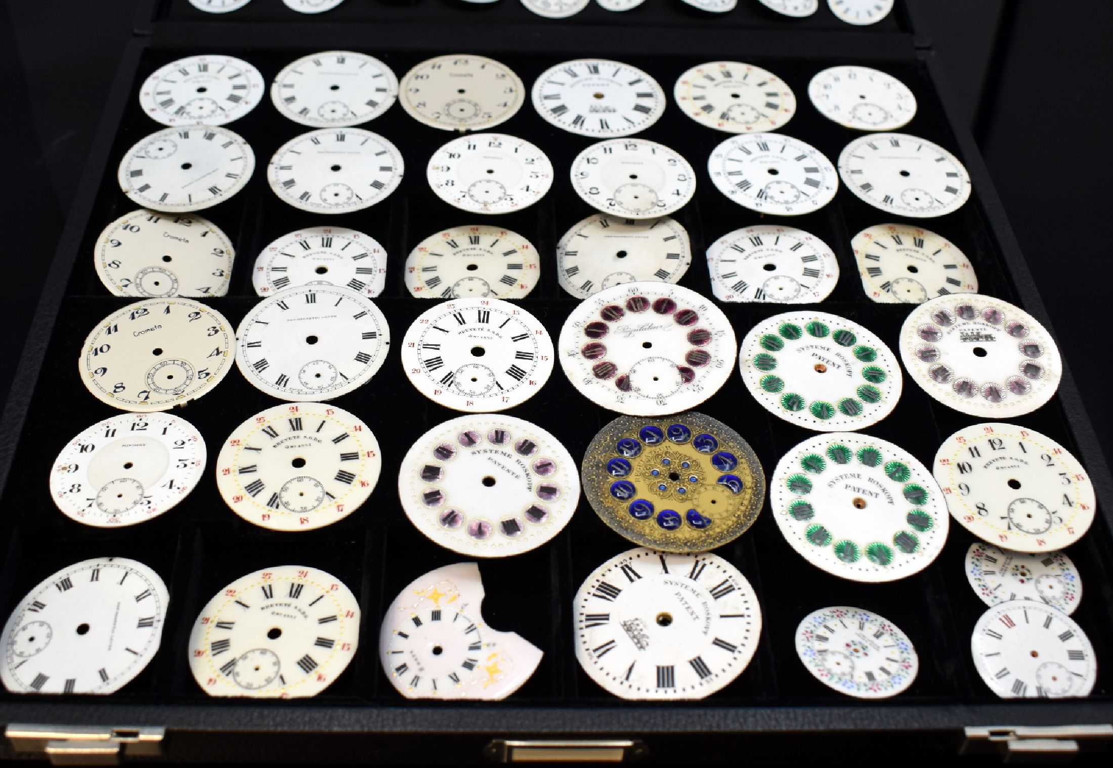 Detail a: 46 unbenutzte Taschenuhr-Zifferblätter, Schweiz um 1900, überwiegend in Email u. für Herrenuhren, m. röm. u. arab. Zahlen, teils m. aufwendigen ...