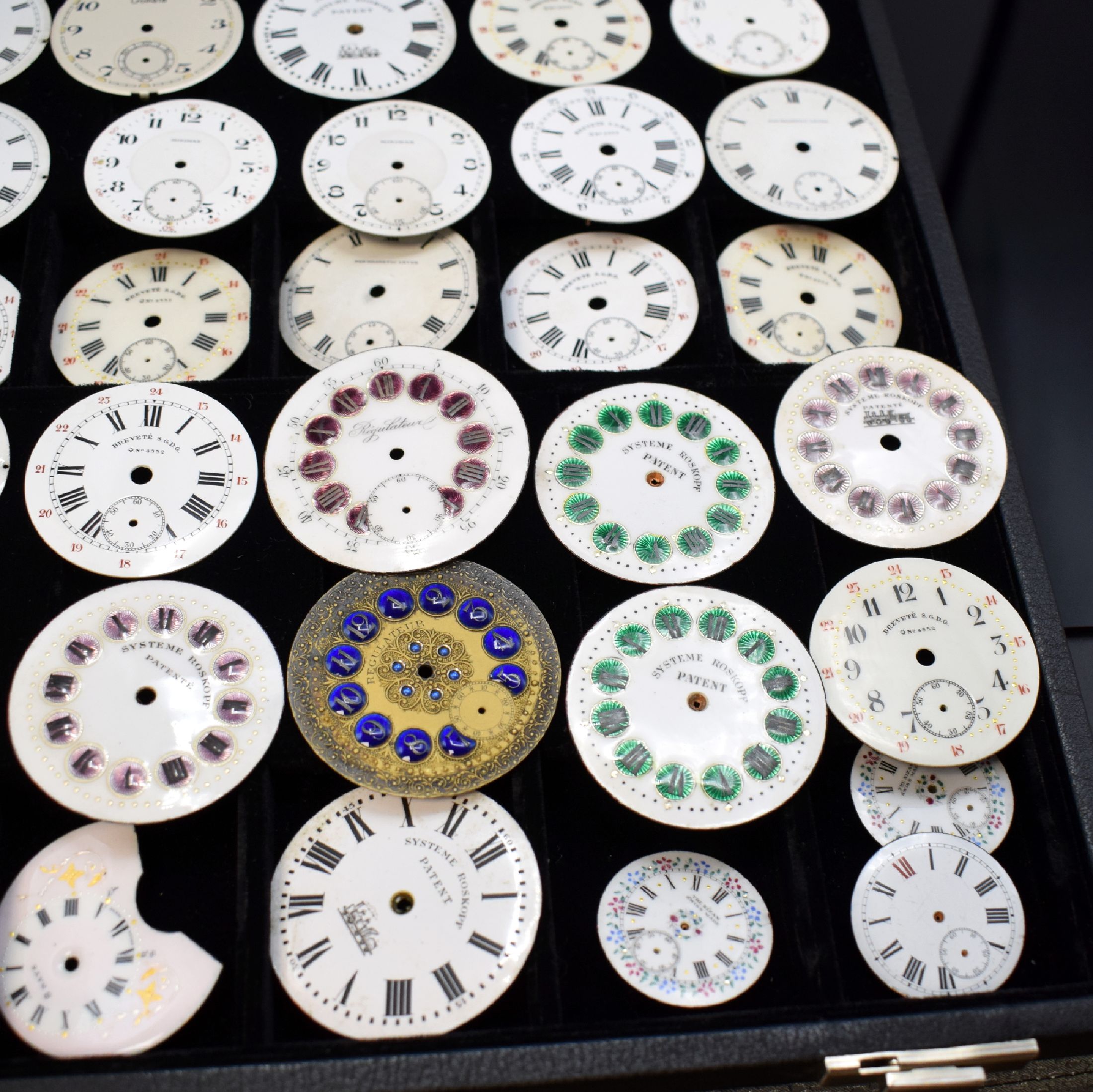 Detail b: 46 unbenutzte Taschenuhr-Zifferblätter, Schweiz um 1900, überwiegend in Email u. für Herrenuhren, m. röm. u. arab. Zahlen, teils m. aufwendigen ...