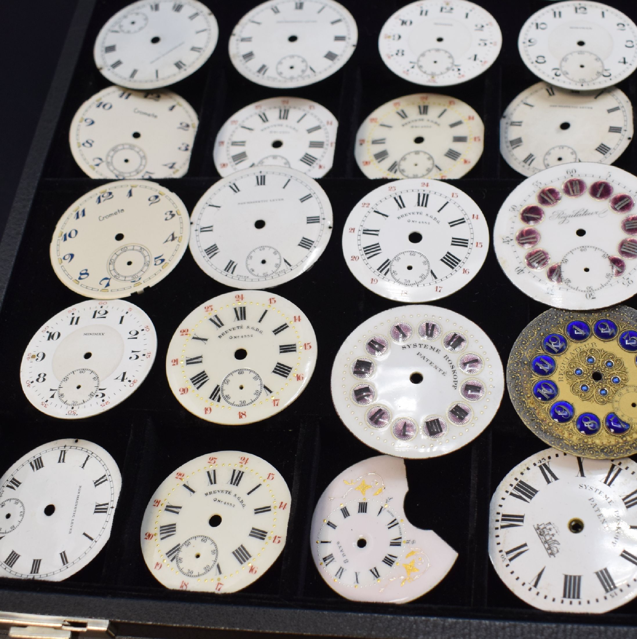 Detail c: 46 unbenutzte Taschenuhr-Zifferblätter, Schweiz um 1900, überwiegend in Email u. für Herrenuhren, m. röm. u. arab. Zahlen, teils m. aufwendigen ...