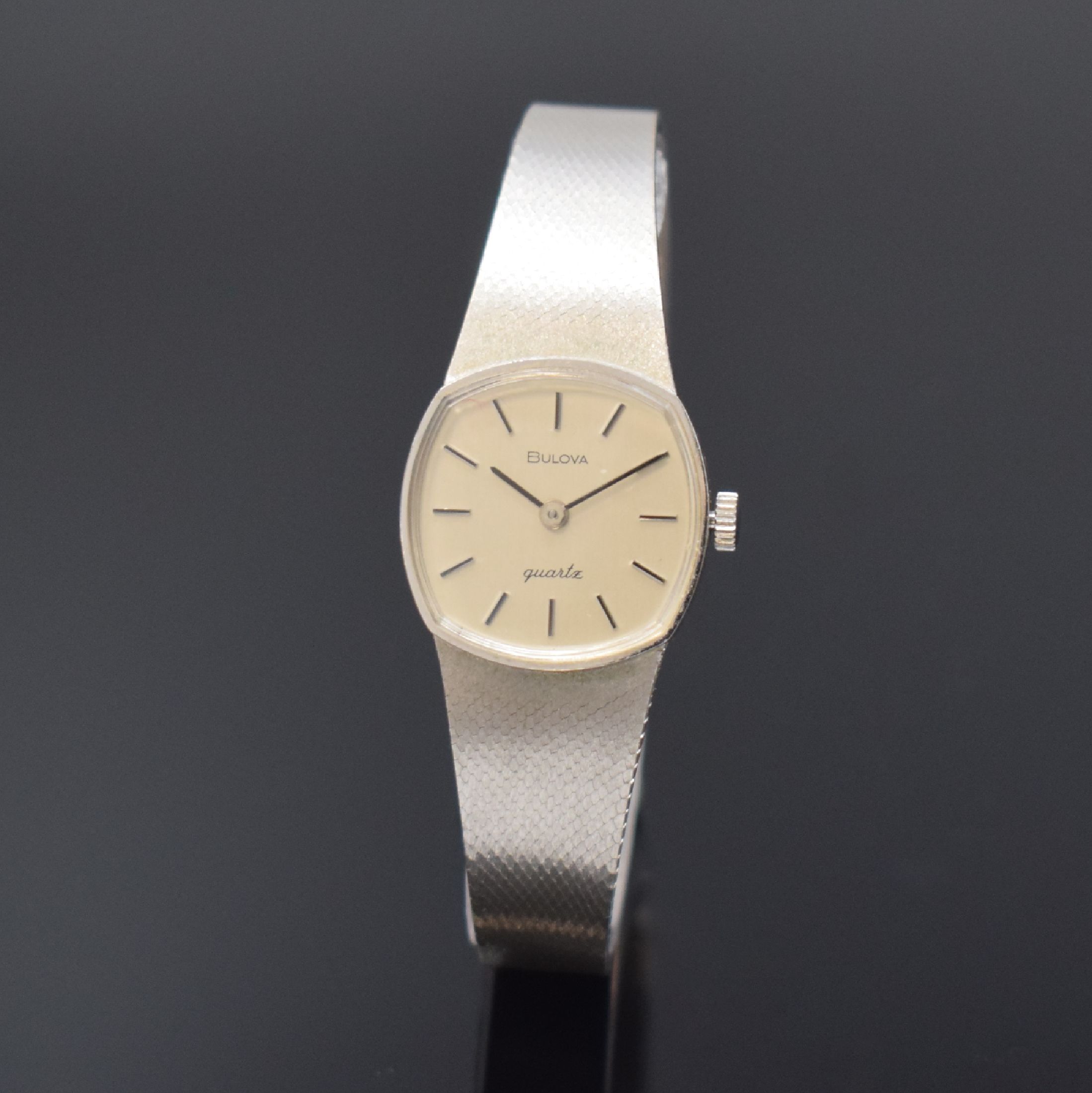 BULOVA Damengoldbanduhr in WG 585/000, Schweiz um 1975, quarz, Boden aufgedr., silb. Zifferbl. m. aufgel. Std.-Ind., geschw. Zeiger, M. ca. 21 x 21 ...