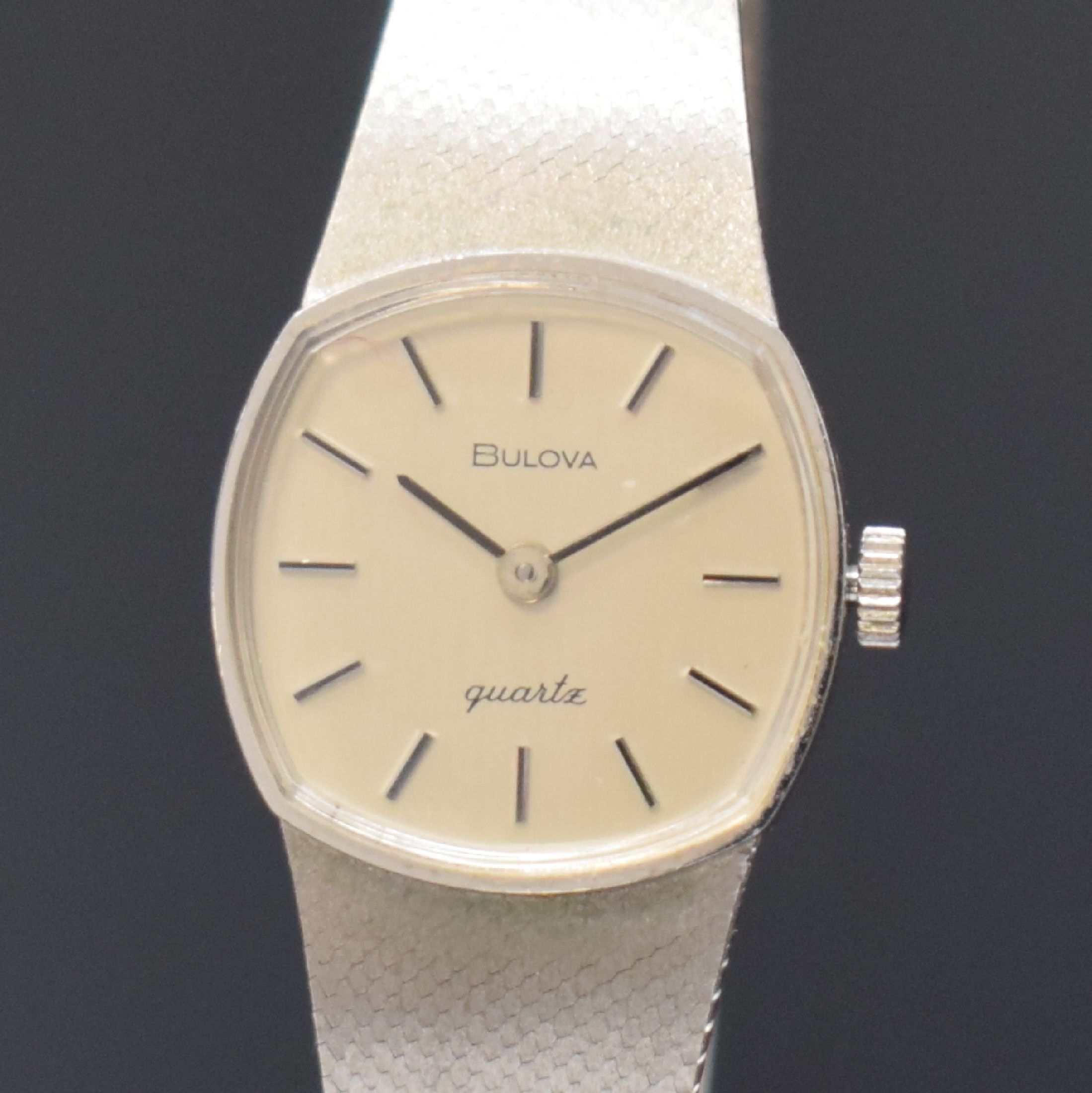 Detail a: BULOVA Damengoldbanduhr in WG 585/000, Schweiz um 1975, quarz, Boden aufgedr., silb. Zifferbl. m. aufgel. Std.-Ind., geschw. Zeiger, M. ca. 21 x 21 ...