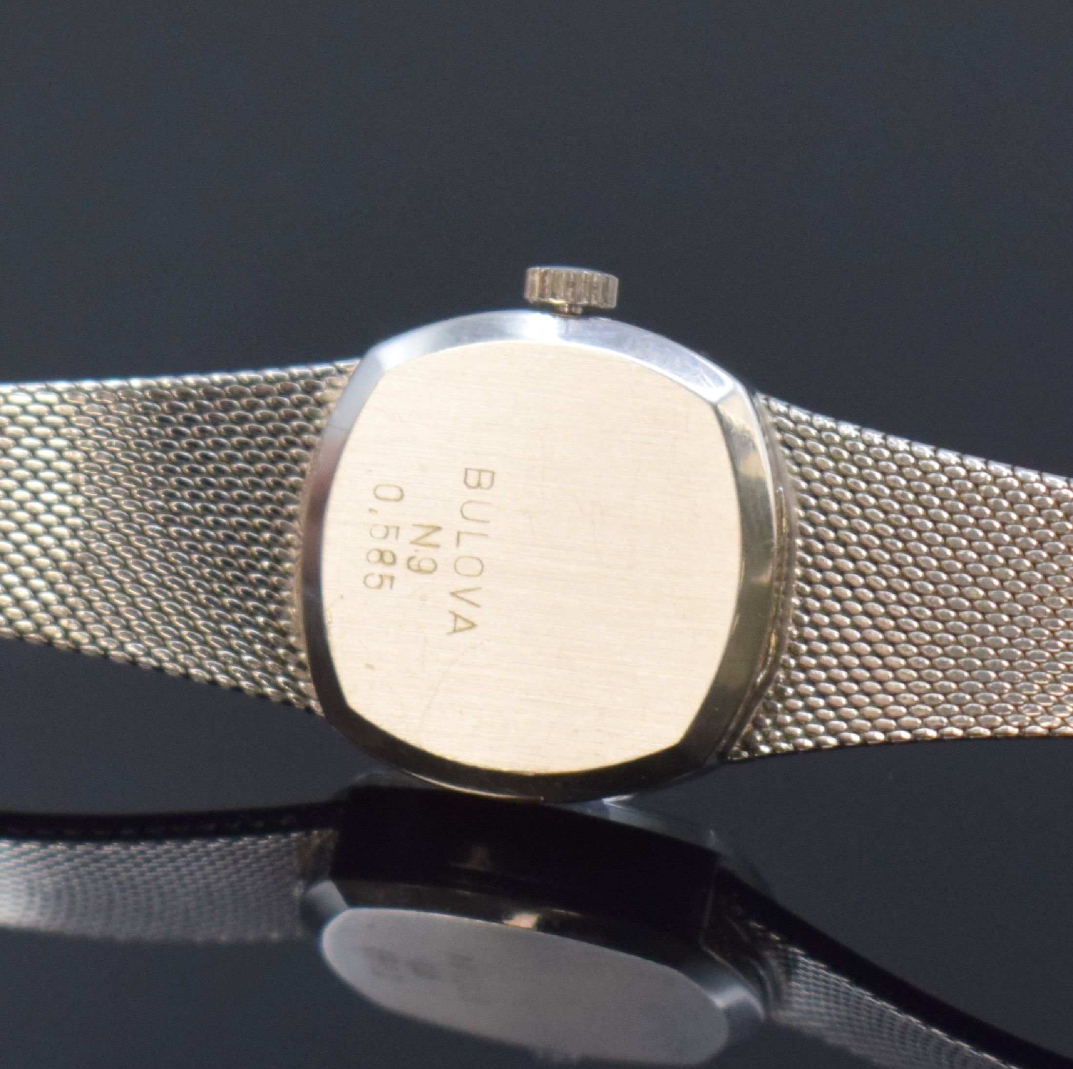 Detail d: BULOVA Damengoldbanduhr in WG 585/000, Schweiz um 1975, quarz, Boden aufgedr., silb. Zifferbl. m. aufgel. Std.-Ind., geschw. Zeiger, M. ca. 21 x 21 ...