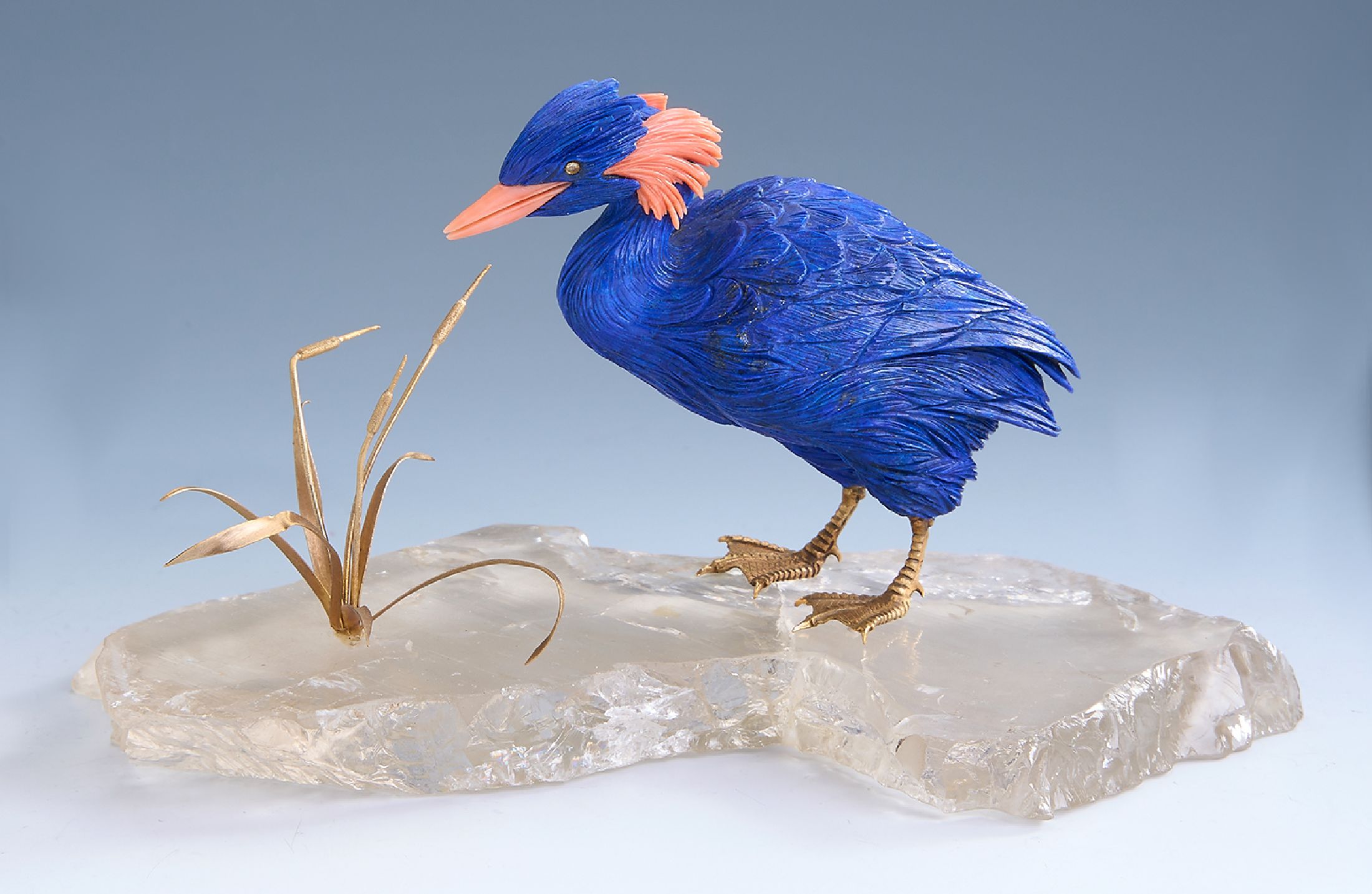 Lapislazuli-Skulptur "Vogel", vollplastische Darstellung eines Haubentauchers, feine Ausarbeitung des Federkleids, Schnabel und Kopffedern ...