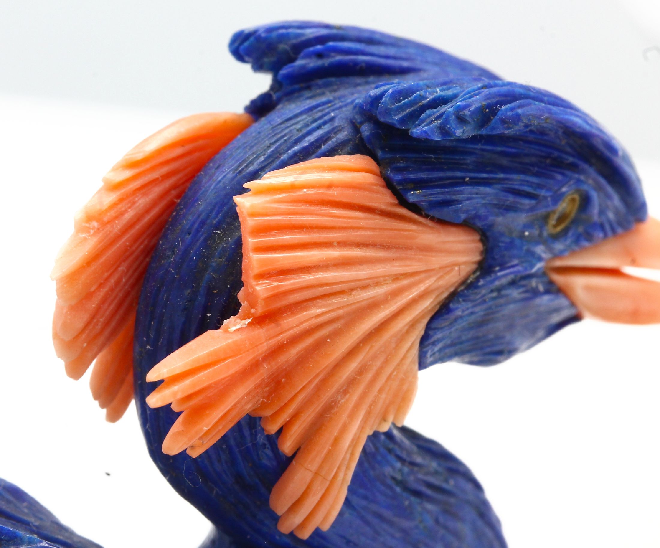 Detail a: Lapislazuli-Skulptur "Vogel", vollplastische Darstellung eines Haubentauchers, feine Ausarbeitung des Federkleids, Schnabel und Kopffedern ...