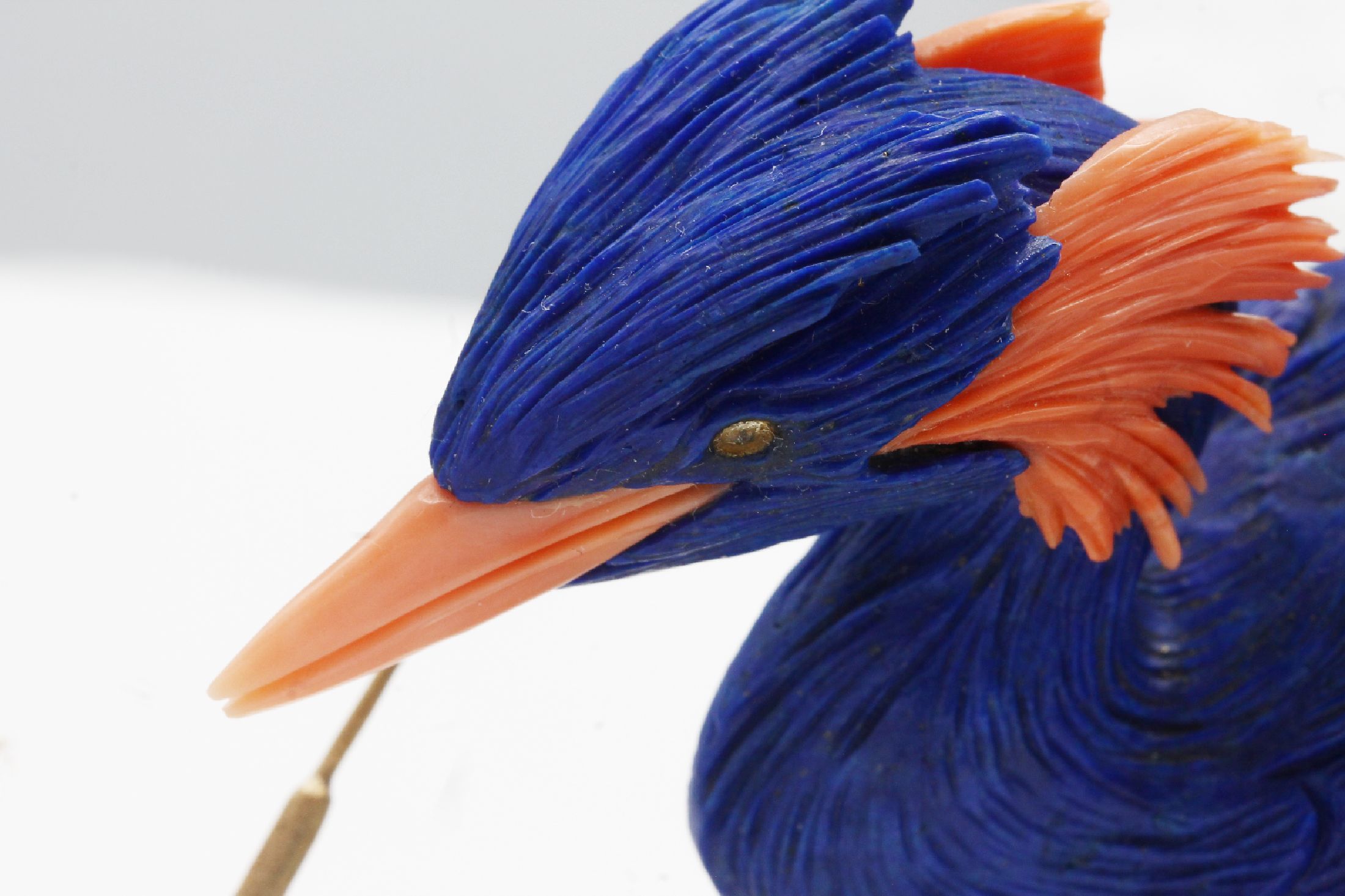 Detail b: Lapislazuli-Skulptur "Vogel", vollplastische Darstellung eines Haubentauchers, feine Ausarbeitung des Federkleids, Schnabel und Kopffedern ...