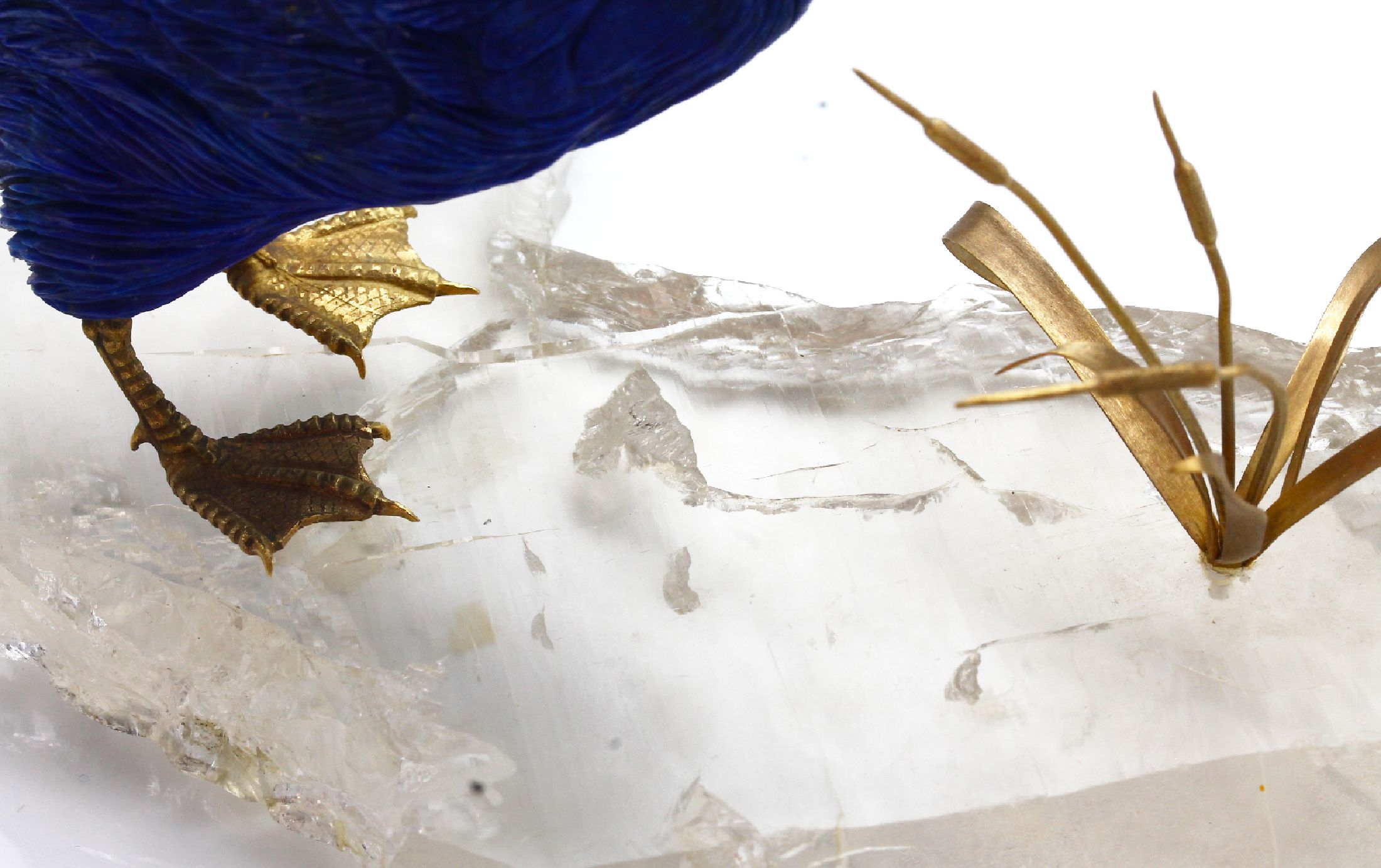 Detail c: Lapislazuli-Skulptur "Vogel", vollplastische Darstellung eines Haubentauchers, feine Ausarbeitung des Federkleids, Schnabel und Kopffedern ...