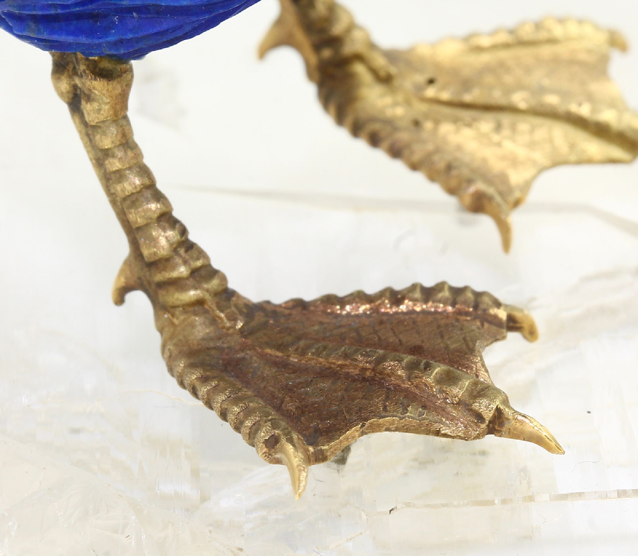 Detail d: Lapislazuli-Skulptur "Vogel", vollplastische Darstellung eines Haubentauchers, feine Ausarbeitung des Federkleids, Schnabel und Kopffedern ...