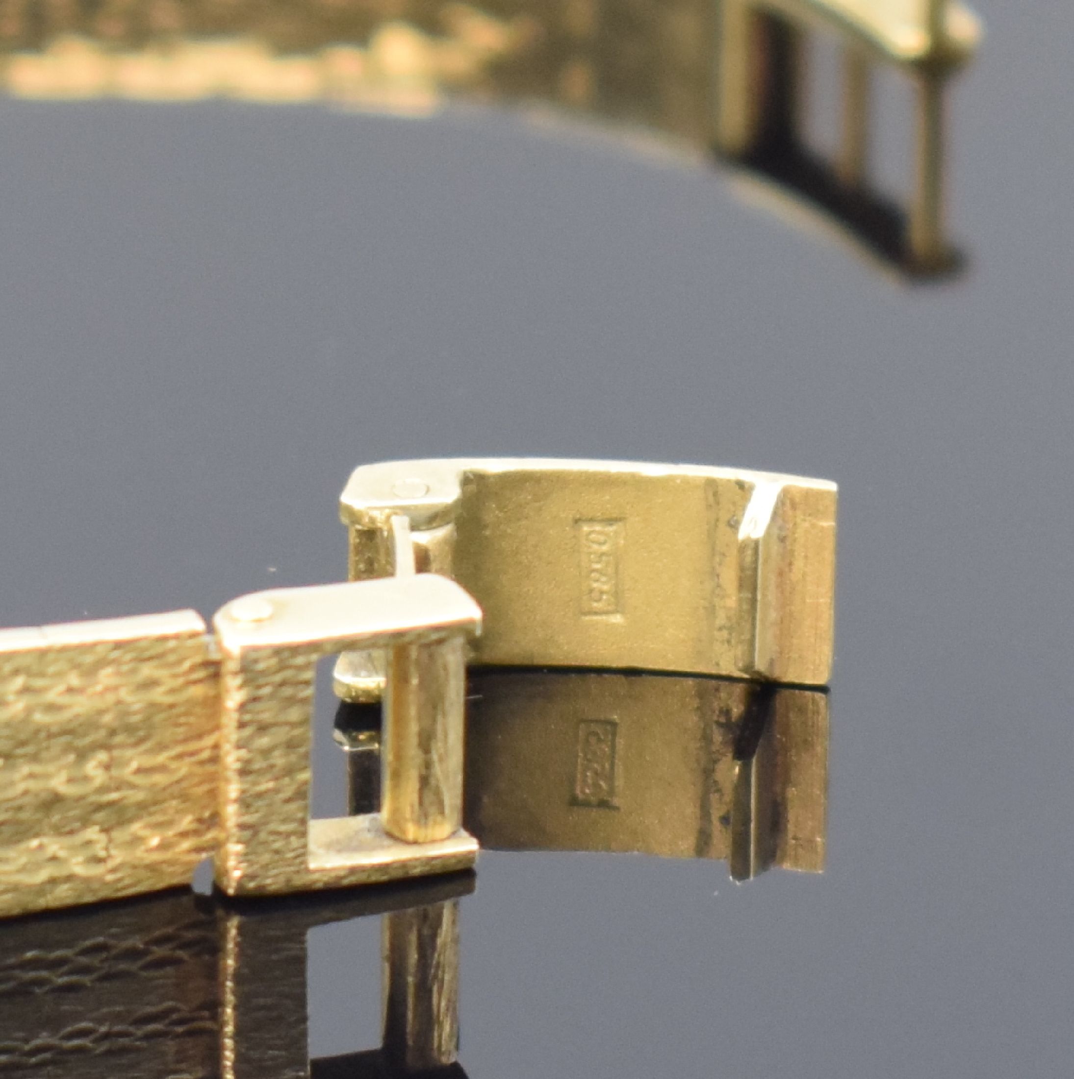 Detail b: AMARA Damenarmbanduhr in GG 585/000, Deutschland um 1970, Handaufzug, 2-teil. Geh., Boden aufgedr., Milanaiseband, silb. Zifferbl., m. aufges. ...