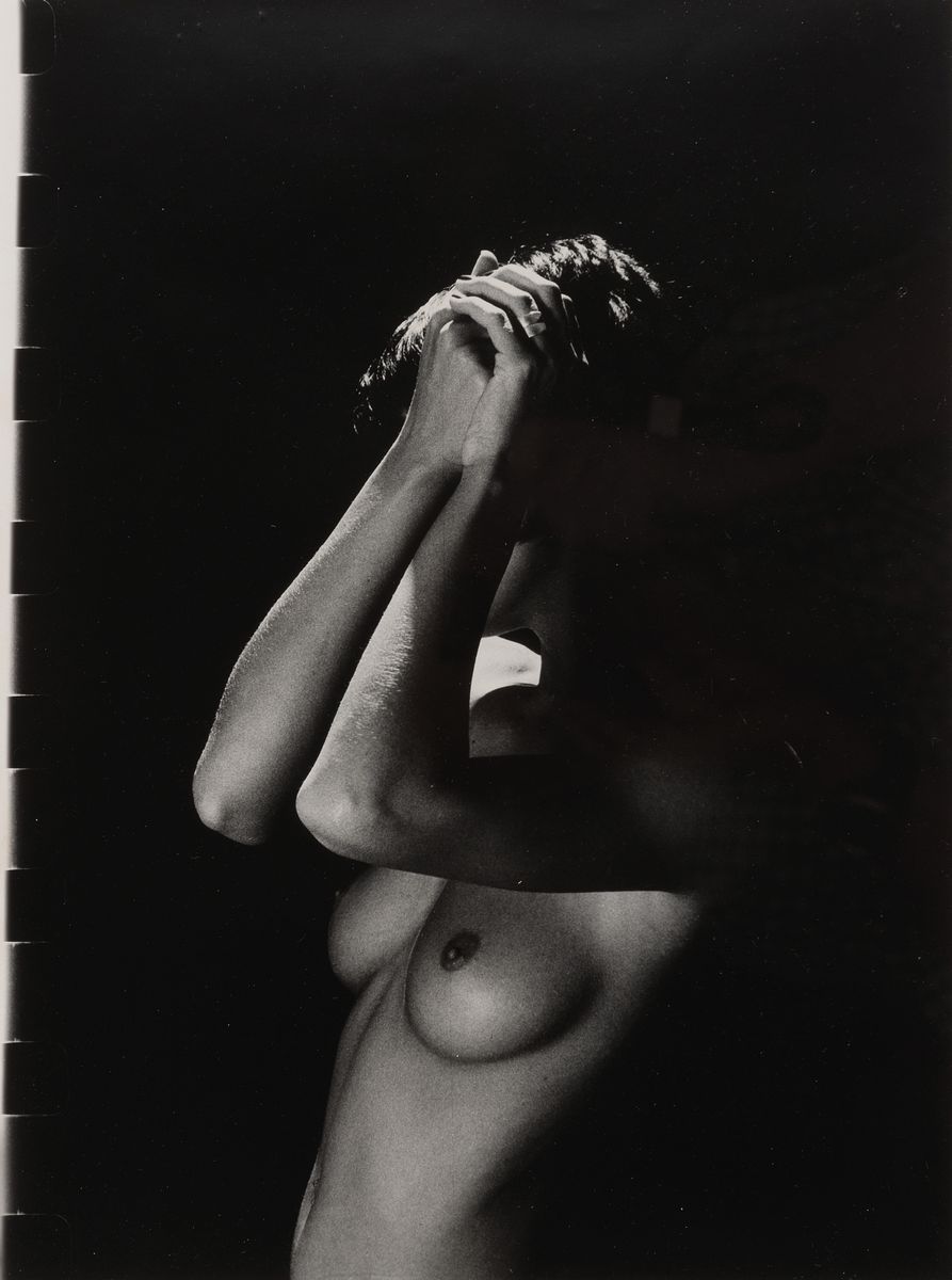 Detail b: Unbekannter zeitgenössischer Fotograf, 3 erotische Fotografien, weibliche Aktfotografien, schwarzweiß, Abzüge auf Papier, unter PP und Glas ...