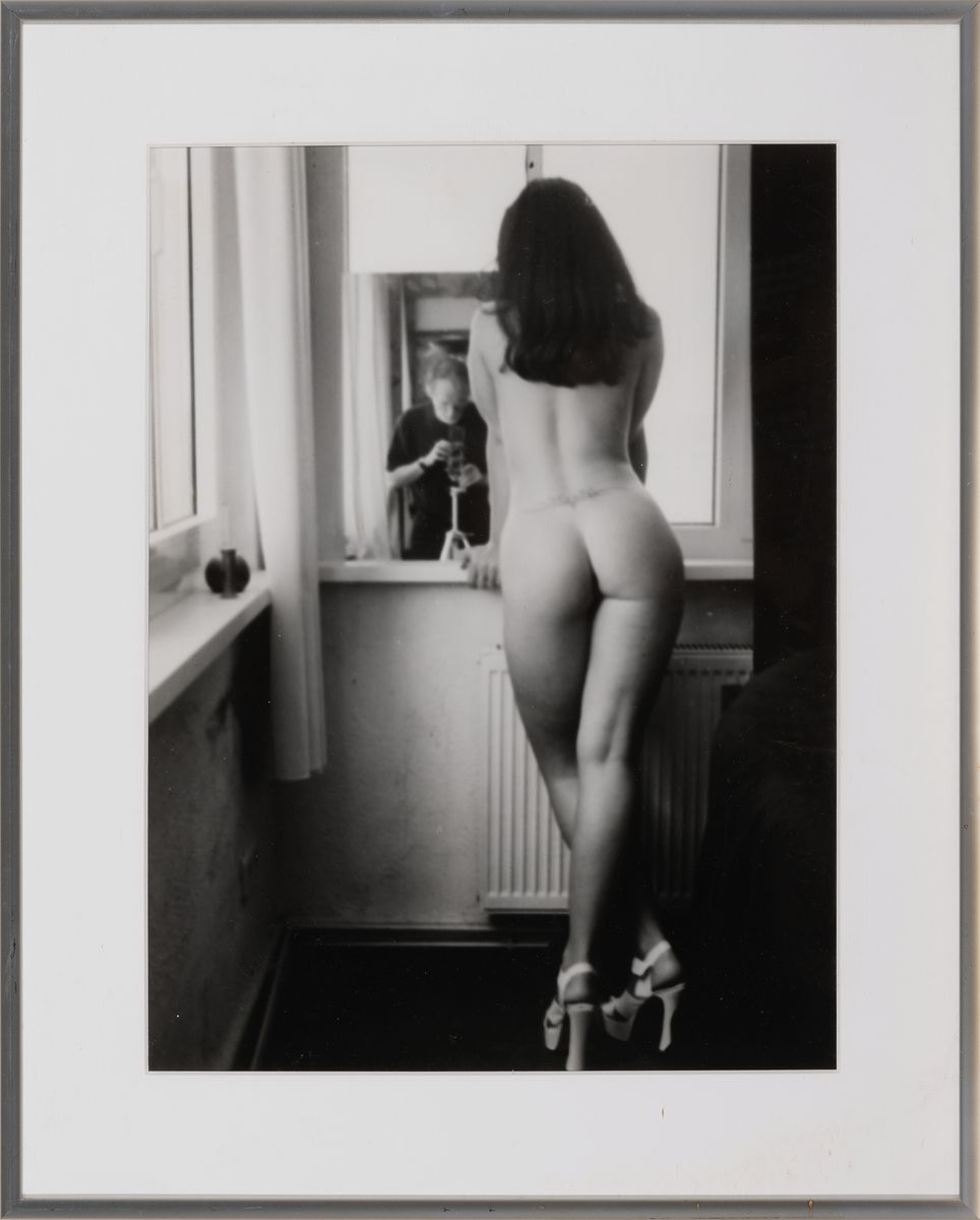 Detail k: Unbekannter zeitgenössischer Fotograf, 3 erotische Fotografien, weibliche Aktfotografien, schwarzweiß, Abzüge auf Papier, unter PP und Glas ...