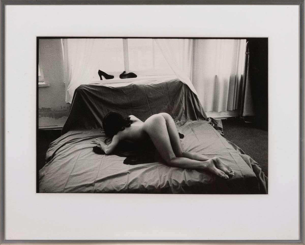 Detail l: Unbekannter zeitgenössischer Fotograf, 3 erotische Fotografien, weibliche Aktfotografien, schwarzweiß, Abzüge auf Papier, unter PP und Glas ...