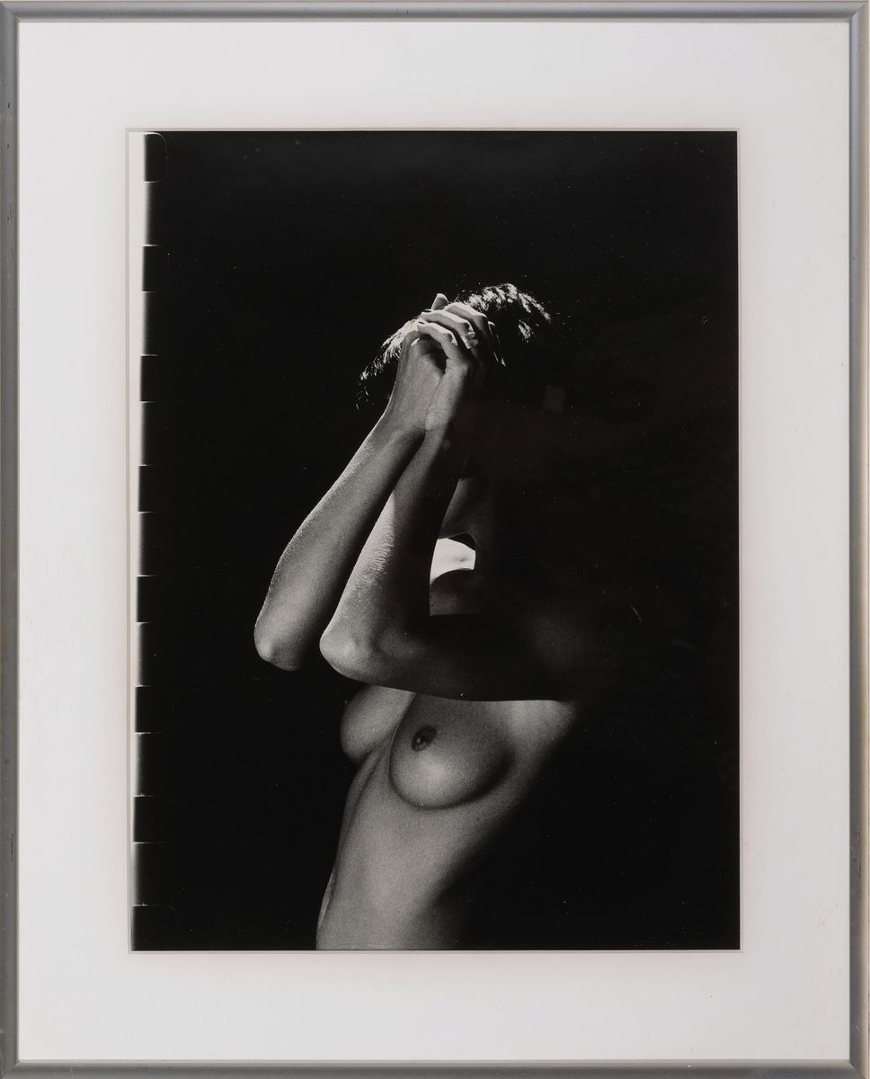 Detail m: Unbekannter zeitgenössischer Fotograf, 3 erotische Fotografien, weibliche Aktfotografien, schwarzweiß, Abzüge auf Papier, unter PP und Glas ...