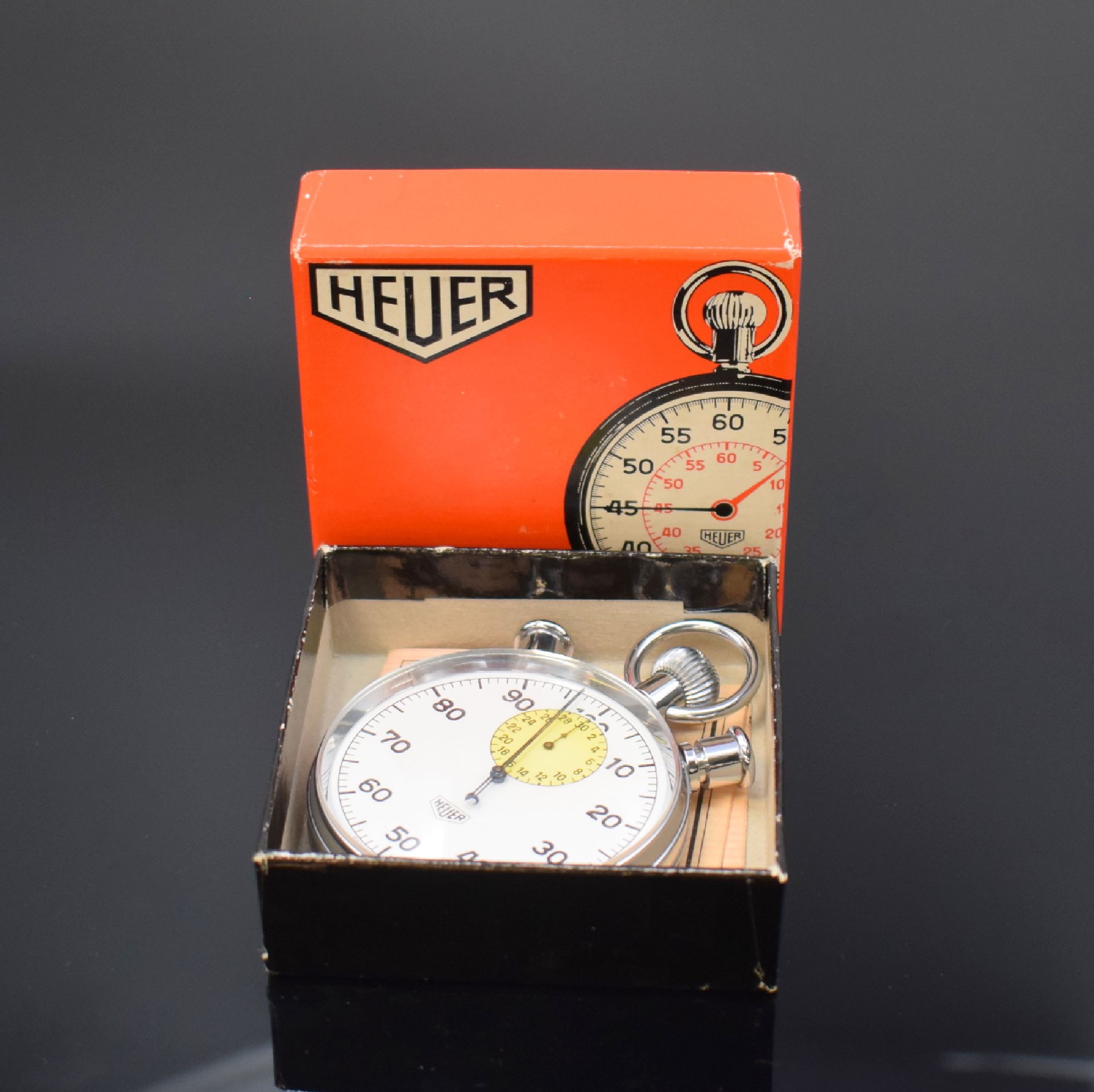 Detail f: HEUER Taschenuhr Schaltradchronograph mit Schleppzeigerfunktion Referenz 570, Schweiz um 1968, verchr. Metallgeh., emailfarb. Kontrastzifferblatt mit ...