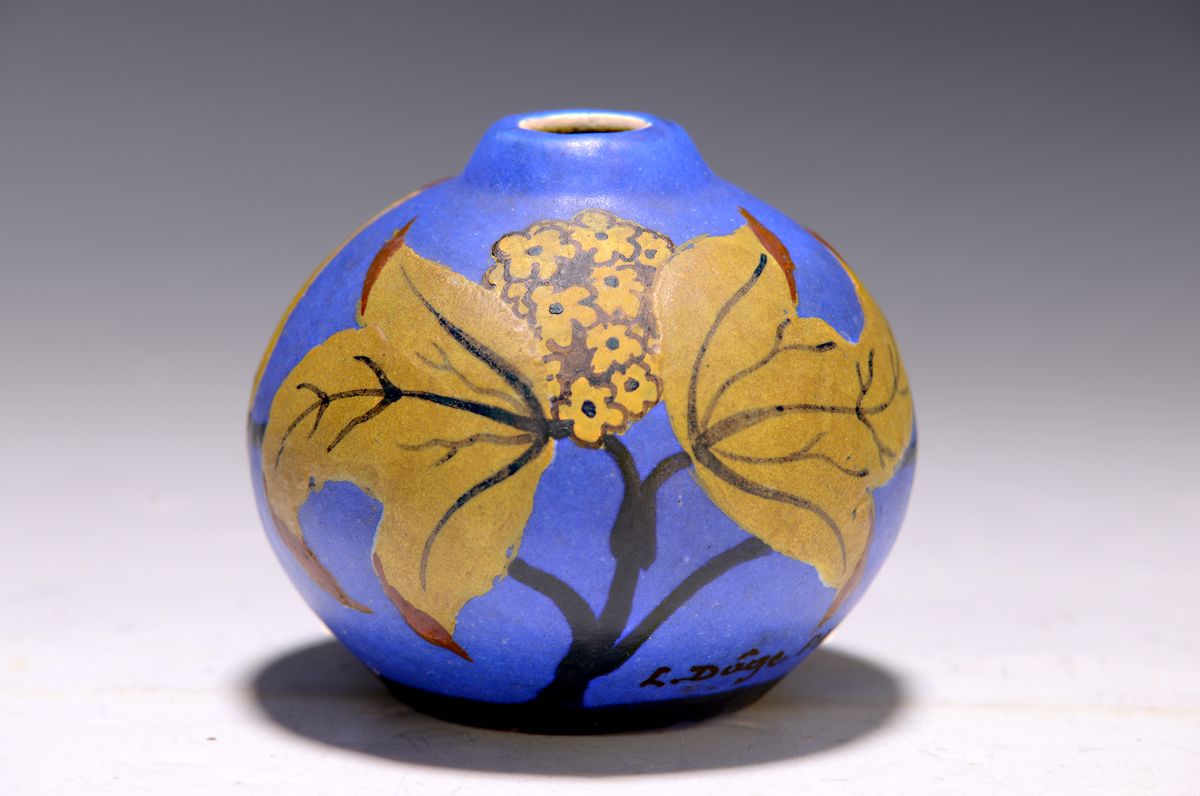 Kleine Kugelvase, Louis-Auguste Dage (1885 -1963), Frankreich, Keramik, stark gebauchte Form, blauer Fond, Dekor aus Blüten und Blättern im ...