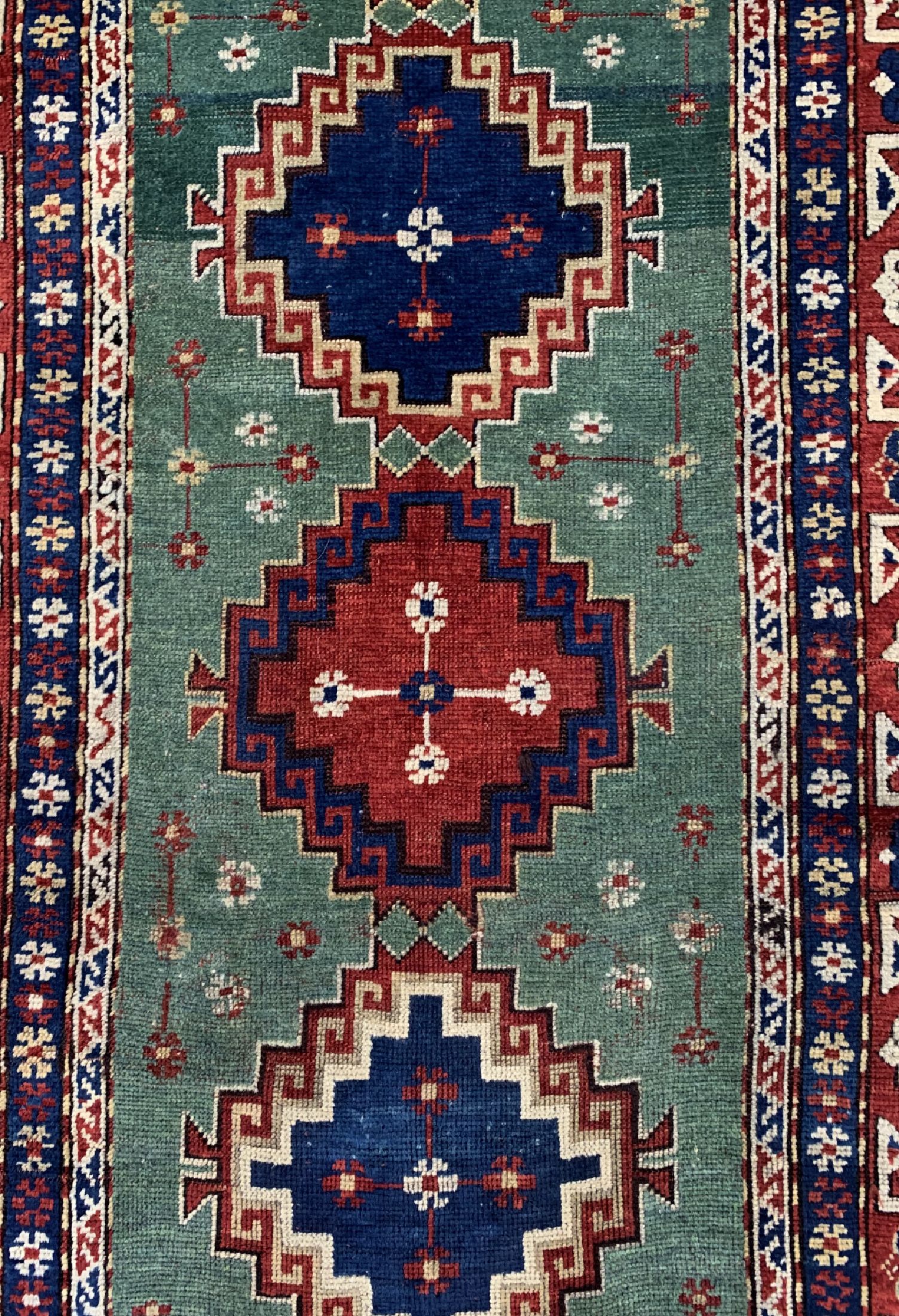 Detail b: Antiker Kazak, Kaukasus, 19.Jhd, Wolle auf Wolle, ca. 290 x 120 cm, verkürzt, EHZ: 2-3