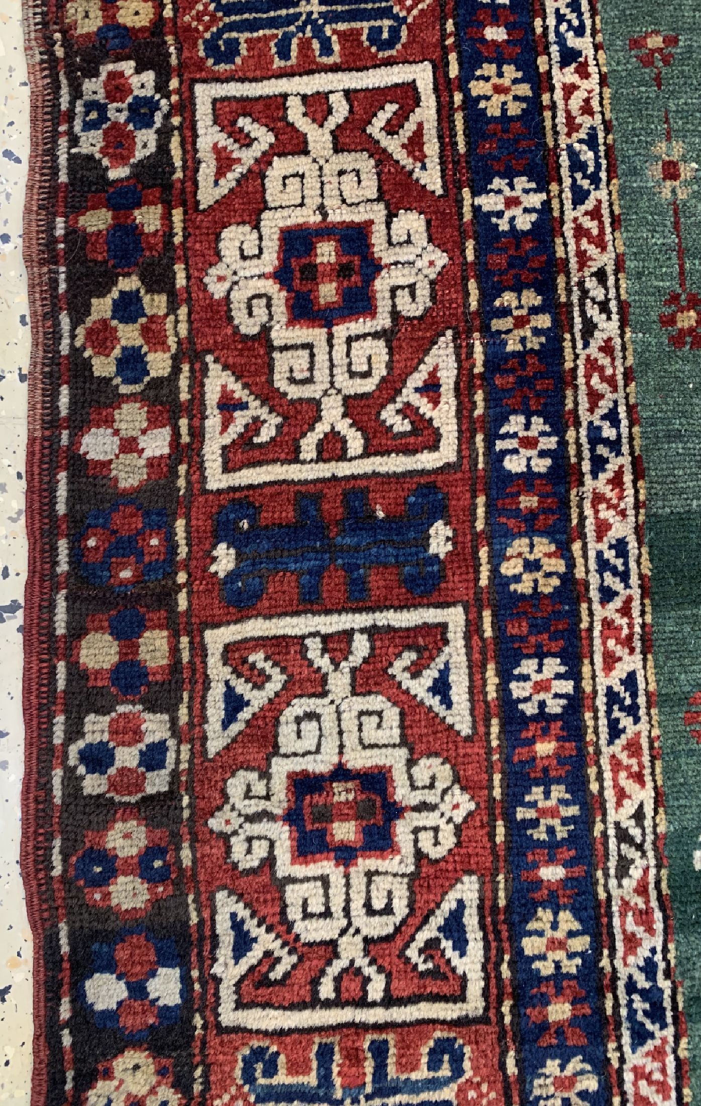 Detail c: Antiker Kazak, Kaukasus, 19.Jhd, Wolle auf Wolle, ca. 290 x 120 cm, verkürzt, EHZ: 2-3
