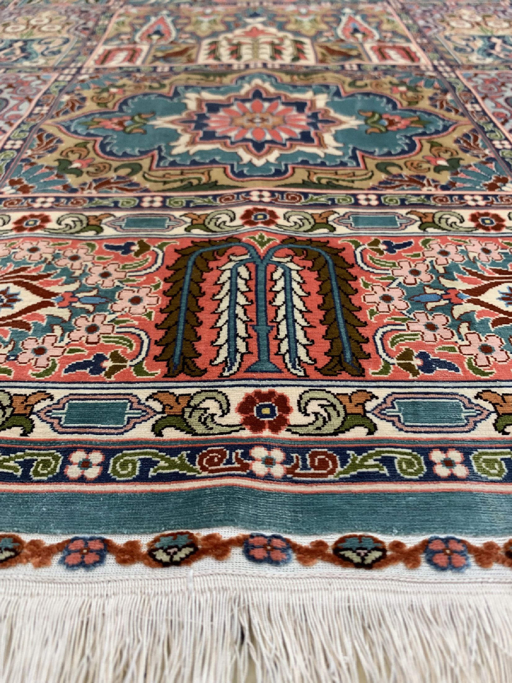 Detail d: Hereke Seide Sehr fein, signiert, Türkei, ca. 40 Jahre, reine Naturseide, ca. 125 x 80 cm, ca. 2,2 Mio. Kn/qm, EHZ: 1