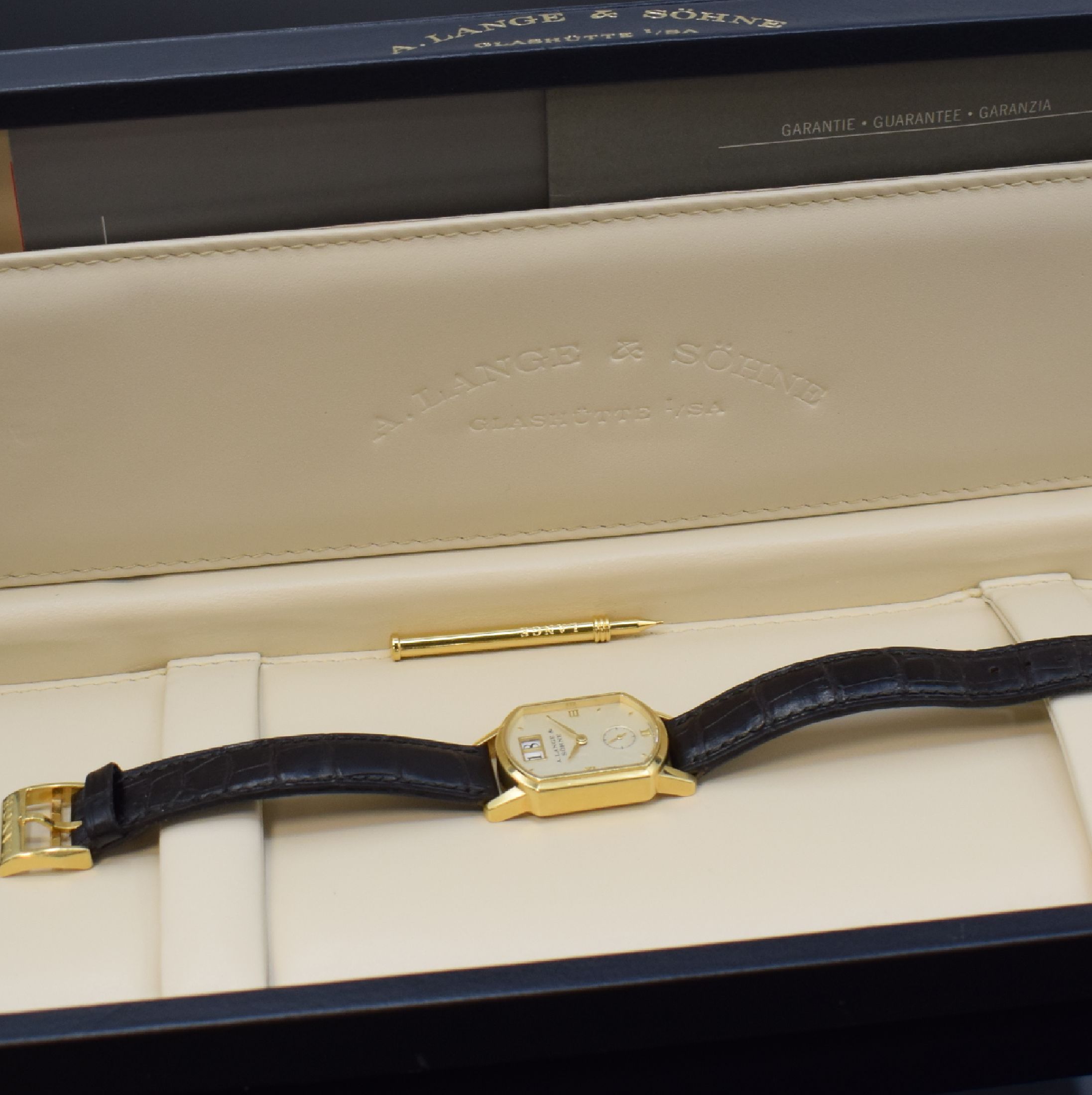 Detail i: A. LANGE & SÖHNE Arkade seltene Damenarmbanduhr in GG 750/000 Referenz 103.021, Handaufzug, beids. vergl. Geh., Boden 4-fach verschr., orig. ...