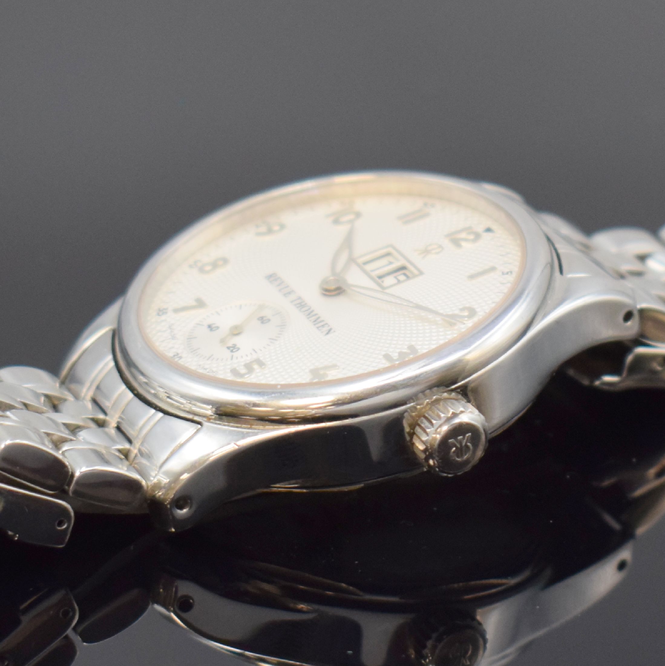Detail c: REVUE THOMMEN Airspeed Herrenarmbanduhr in Stahl, Schweiz um 2015, Handaufzug, beids. vergl. Geh., Saphirglas, neutr. Stahlband m. Faltschl., Boden ...