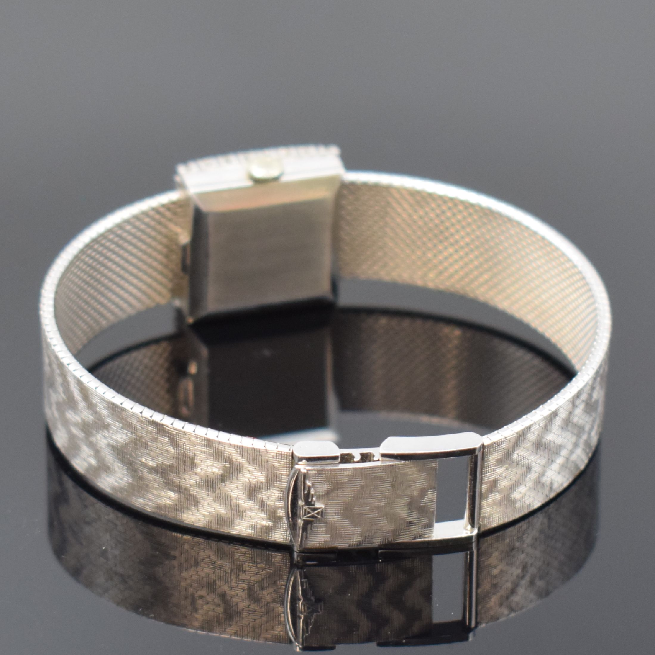 Detail b: LONGINES Damenarmbanduhr in WG 750/000 mit Diamanten, Schweiz um 1966, Handaufzug, 2- teil. Geh., Boden aufgedr., Lünette aufwendig m. Diamanten ...