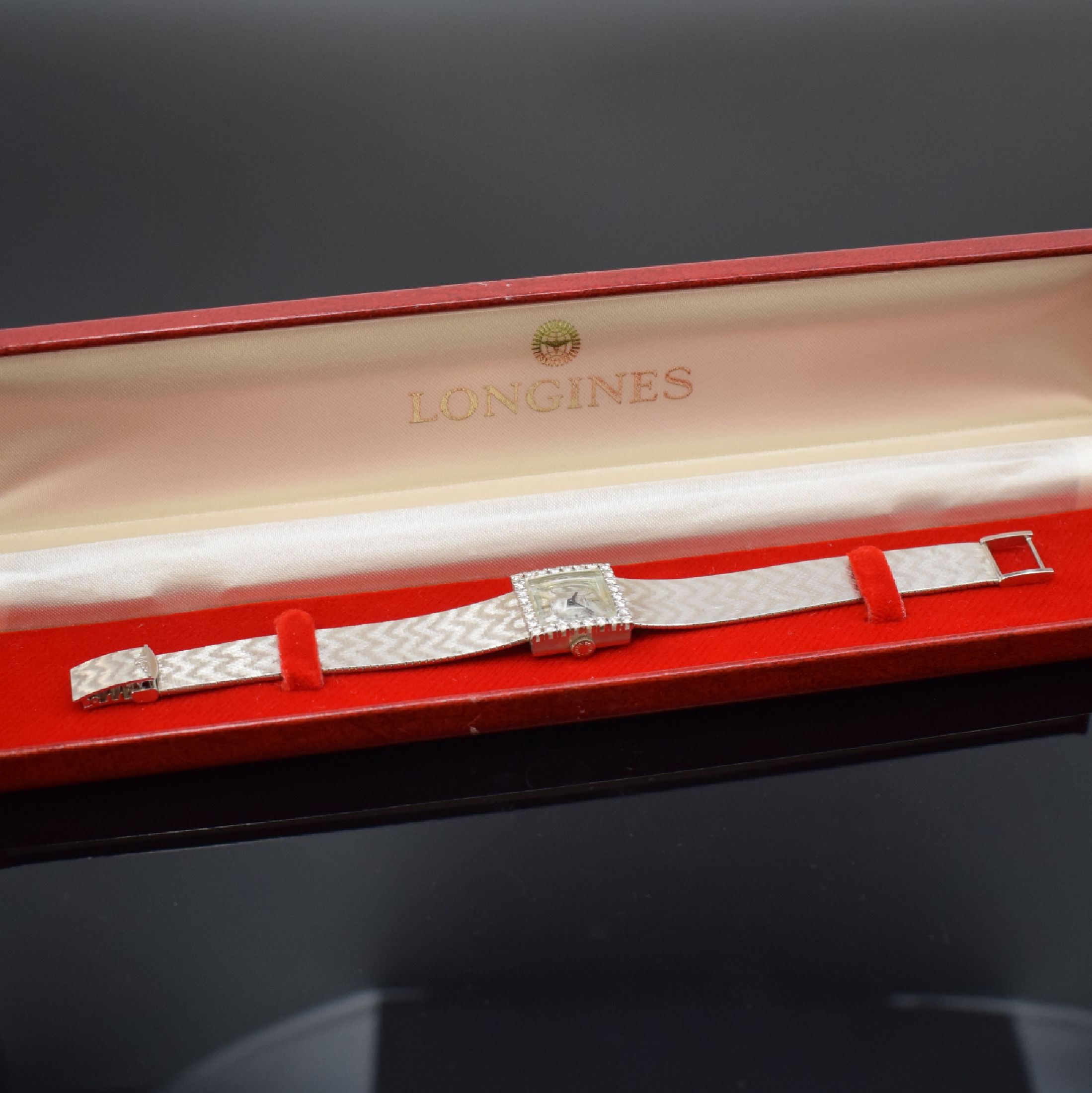 Detail f: LONGINES Damenarmbanduhr in WG 750/000 mit Diamanten, Schweiz um 1966, Handaufzug, 2- teil. Geh., Boden aufgedr., Lünette aufwendig m. Diamanten ...