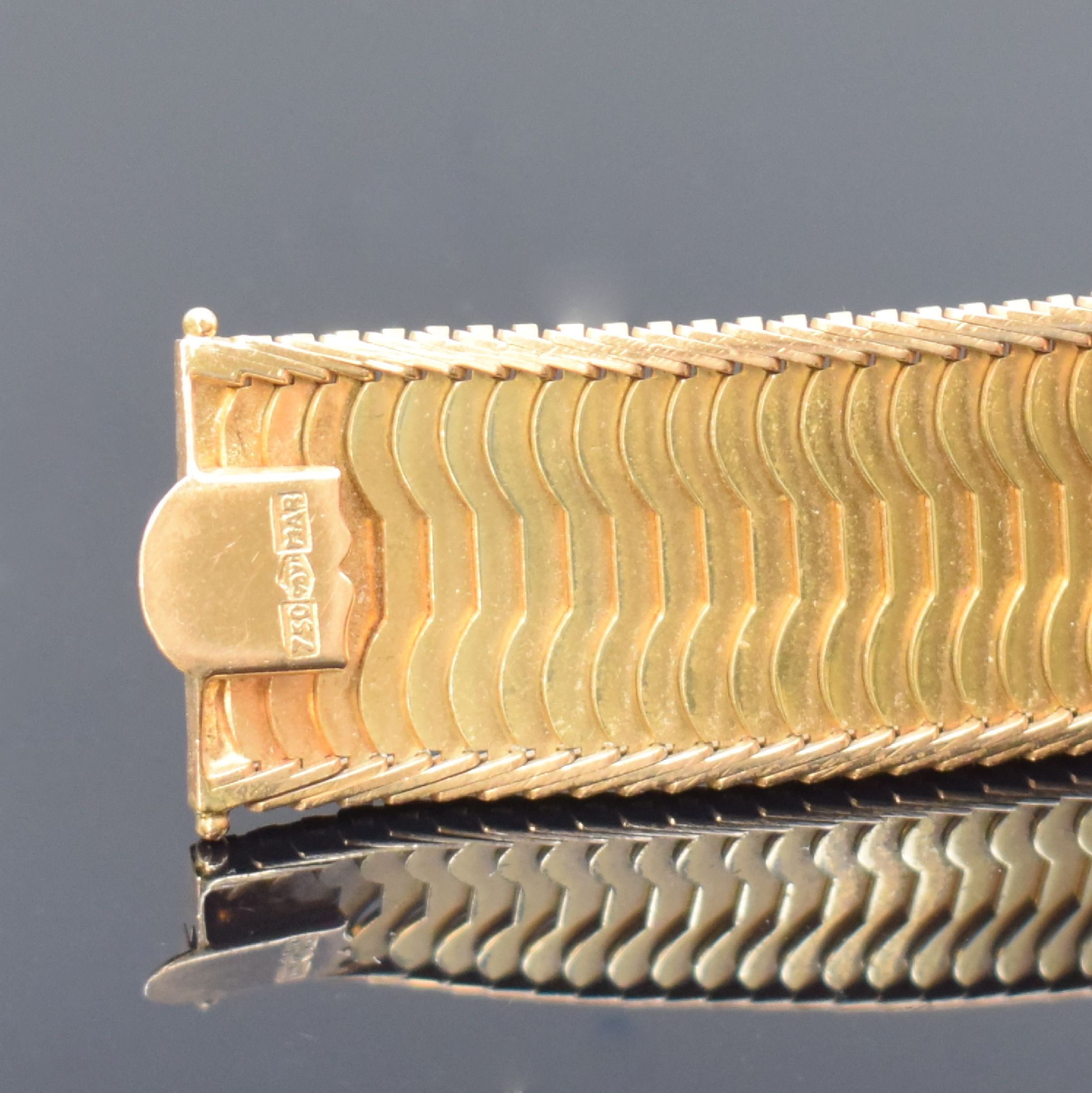 Detail c: GENEVE Armbanduhr in GG 585/000 an RG 750/000 Band, Schweiz um 1990, quarz, 2-teil. Gehäuse, Boden aufgedr., gold. Zifferbl. m. röm. Zahlen, gold. ...