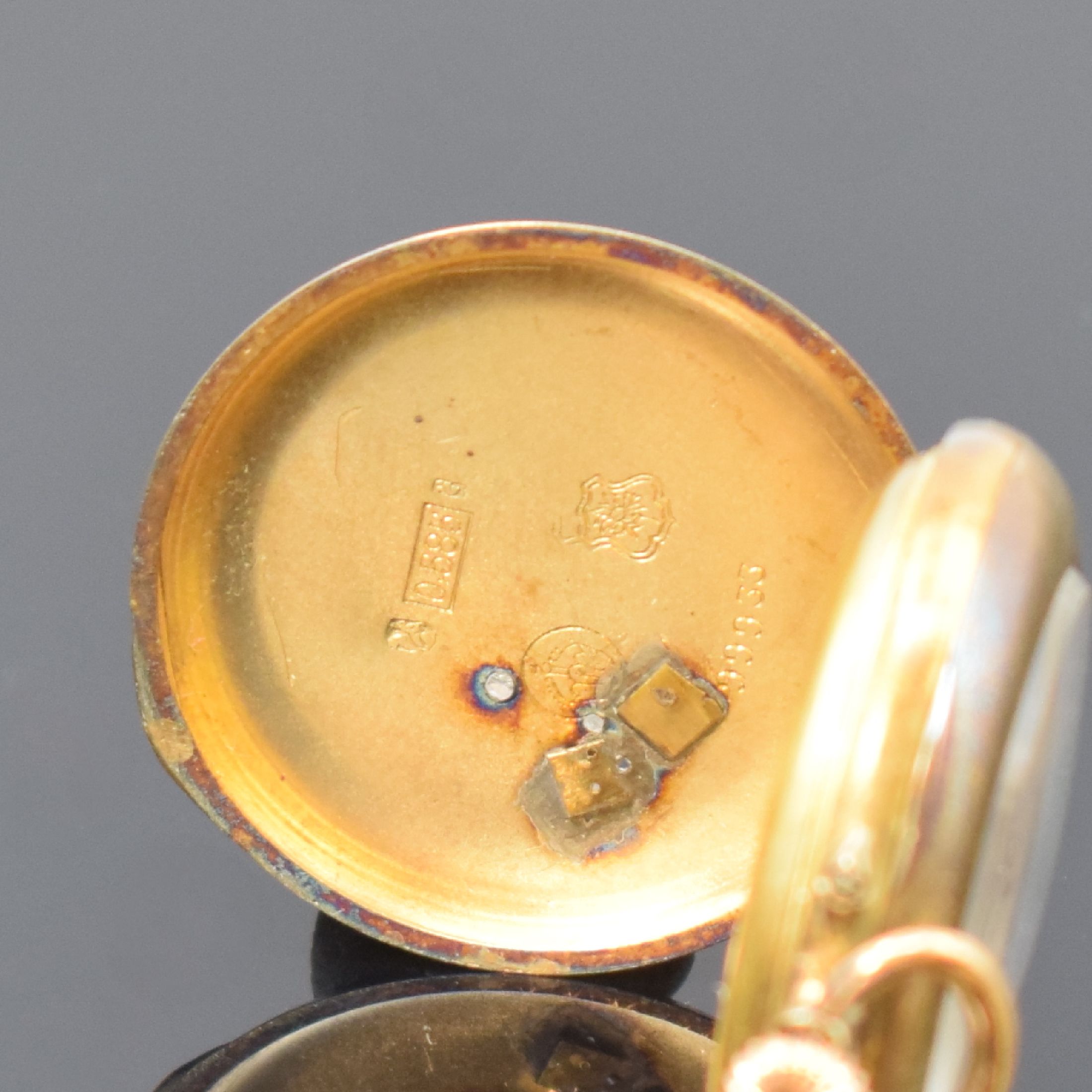 Detail b: Offene Damentaschenuhr in RG 585/000 mit Kette in GG 585/000, Schweiz um 1890, Kette sp., Metallcuvette, Emailzifferbl. m. röm. Zahlen, gold. ...