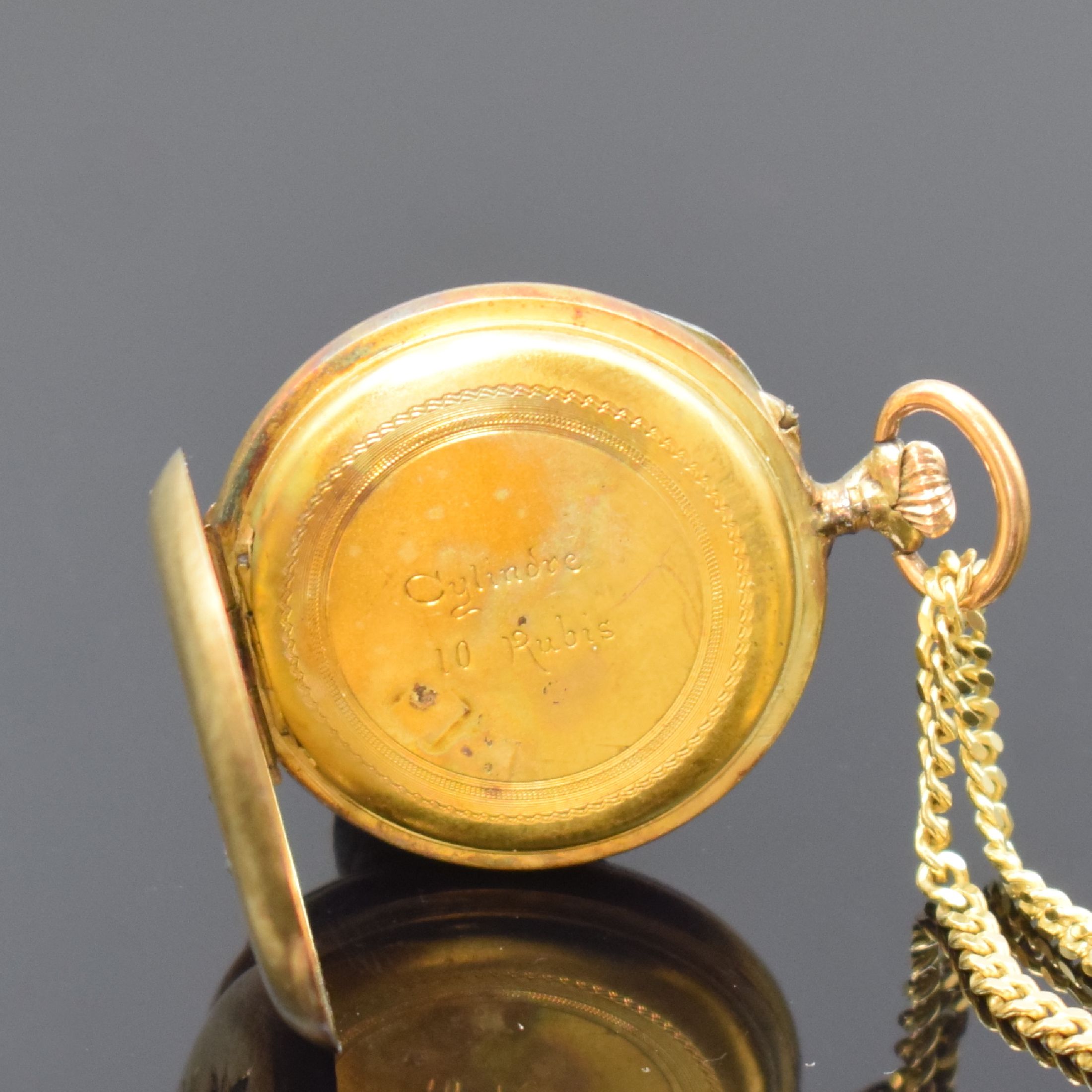 Detail c: Offene Damentaschenuhr in RG 585/000 mit Kette in GG 585/000, Schweiz um 1890, Kette sp., Metallcuvette, Emailzifferbl. m. röm. Zahlen, gold. ...