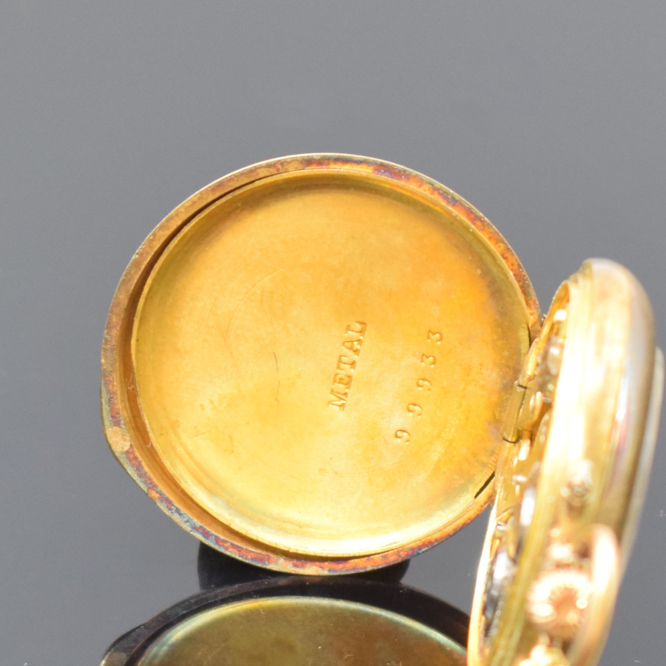Detail d: Offene Damentaschenuhr in RG 585/000 mit Kette in GG 585/000, Schweiz um 1890, Kette sp., Metallcuvette, Emailzifferbl. m. röm. Zahlen, gold. ...