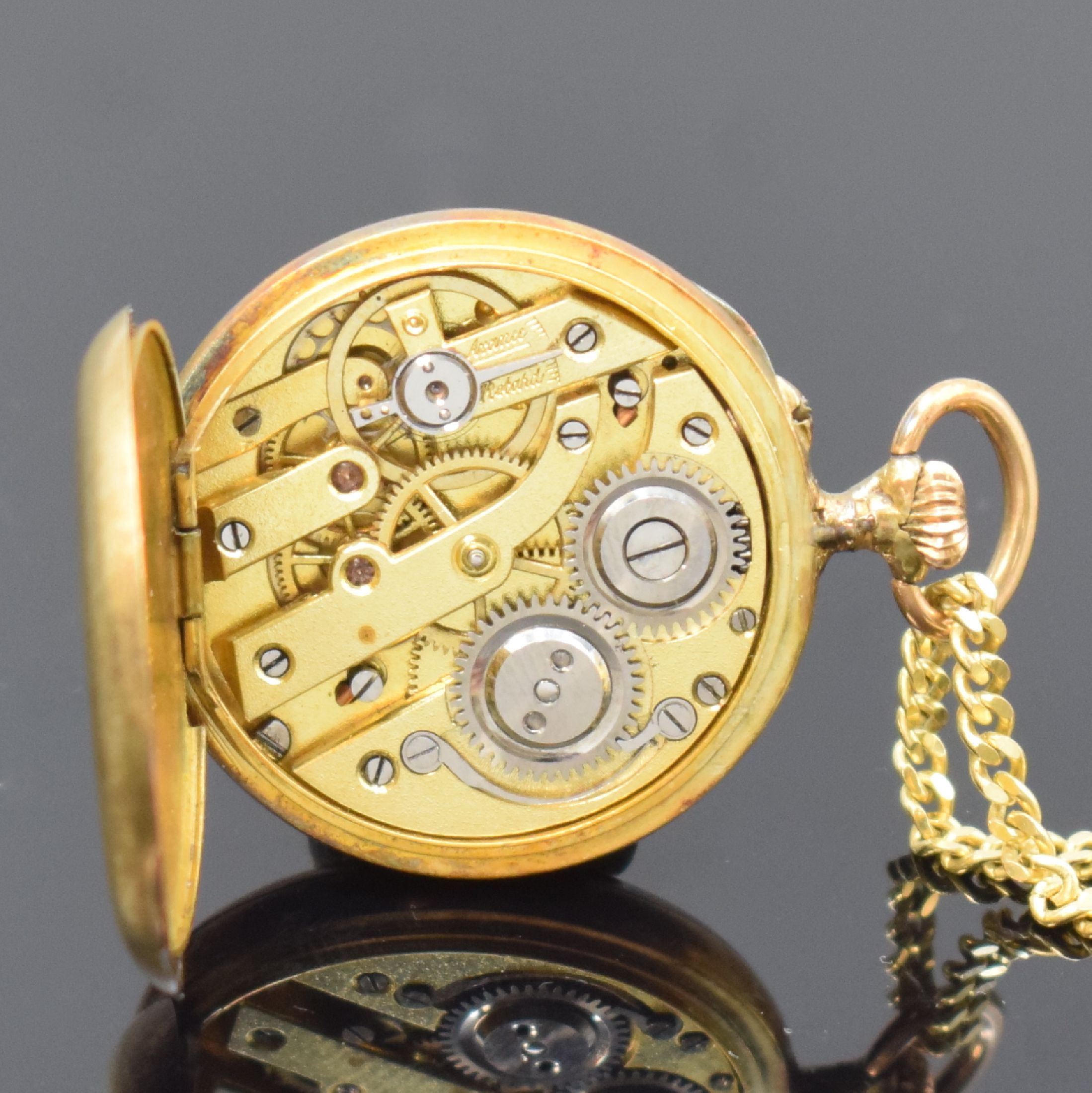 Detail e: Offene Damentaschenuhr in RG 585/000 mit Kette in GG 585/000, Schweiz um 1890, Kette sp., Metallcuvette, Emailzifferbl. m. röm. Zahlen, gold. ...