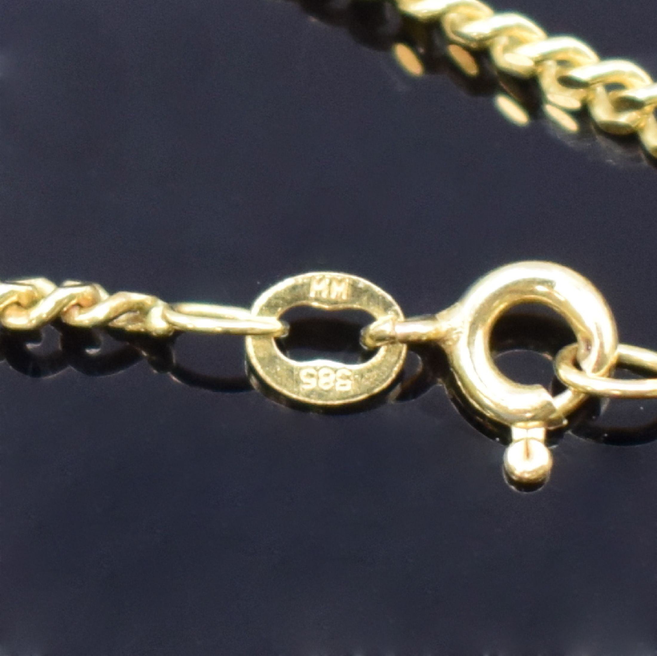 Detail f: Offene Damentaschenuhr in RG 585/000 mit Kette in GG 585/000, Schweiz um 1890, Kette sp., Metallcuvette, Emailzifferbl. m. röm. Zahlen, gold. ...