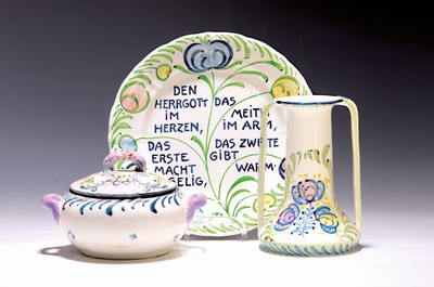 Image 3 pieces of ceramics, Georg Schmider, Zell/Hammersbach, 1st half of the 20th century, ceramics, painted in colour, flower motifs, lidded box, double-handled vase, plate with the saying "The Lord God in the heart, the Meitli in the arm, the first makes you happy, the second gives warm", plate slightly dam. at the edge, traces of age, each marked