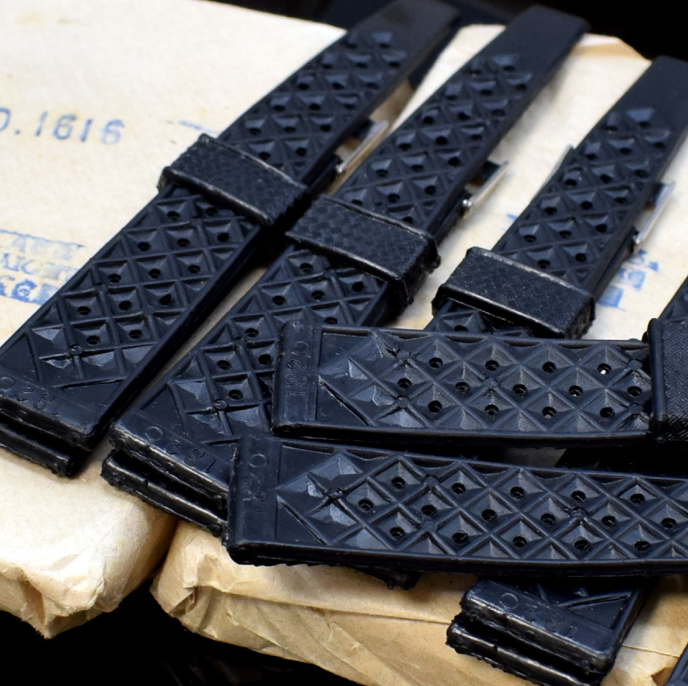 Detail f: 110 NOS Vintage TROPIC Style Kautschukbänder, um 1970, 10x 20 mm, Rest in 16 mm Breite, mit Dornschließe, sehr guter unbenutzter Zustand