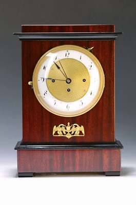 Image Table clock, with so-called Vienna strike and date display, movement around 1830/40, wooden case restored or supplemented, mahogany veneer, decorated glass cover, enamel numeral ring with date display, brass plate movement, 3 fixed barrels, anchor escapement, pendulum string suspension, strike every quarter of at hour with at additional strike of the past hour on 2 gongs, beat sequence to be revised, all positions (spring limits) removed, completeness of the date mechanism not checked(does not switch), serial number approx. 1-2 days, hammer stop using a lever over minute 11, H. approx. 34cm, condition of movement 3- 4, housing 1-2