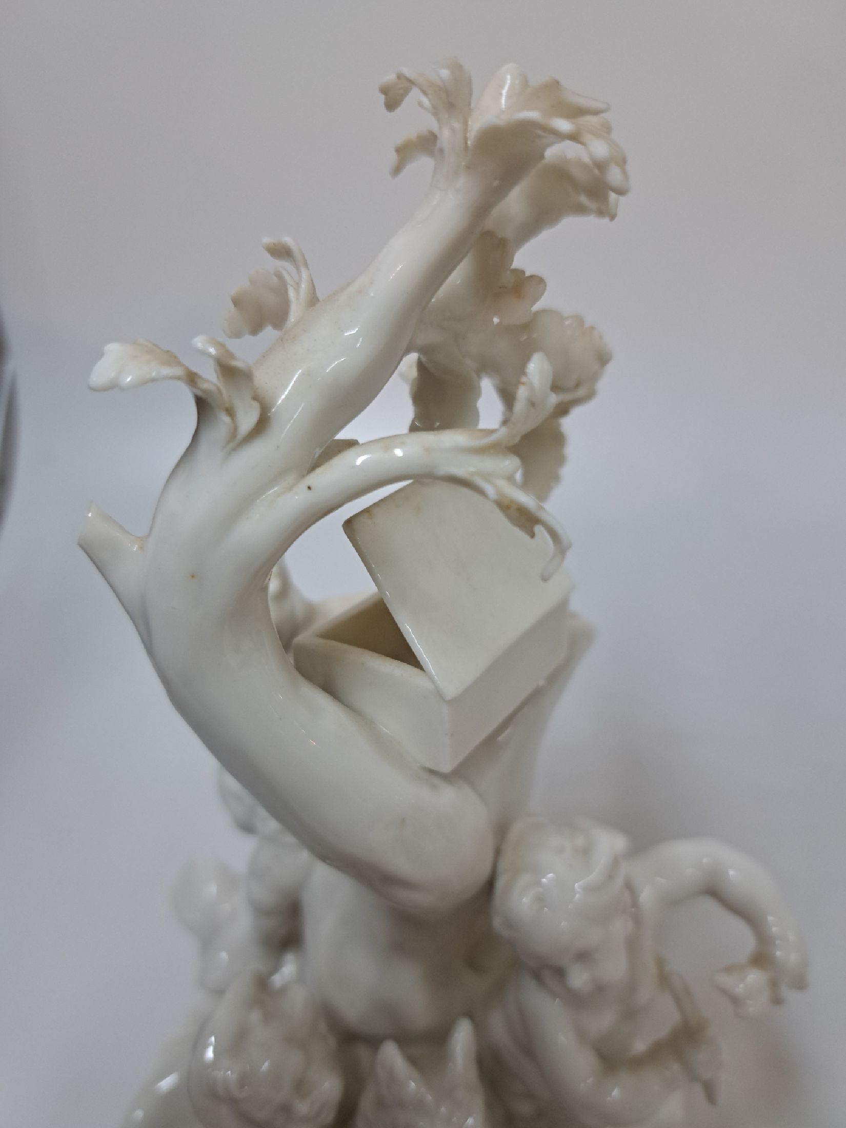 Detail a: 3 Porzellanfiguren, Nymphenburg, 20. Jh., weiß, 4 Amoretten im Baum mit verschiedenen Attributen, H. ca. 22cm, Allegorie auf den Winter, H. ca. ...