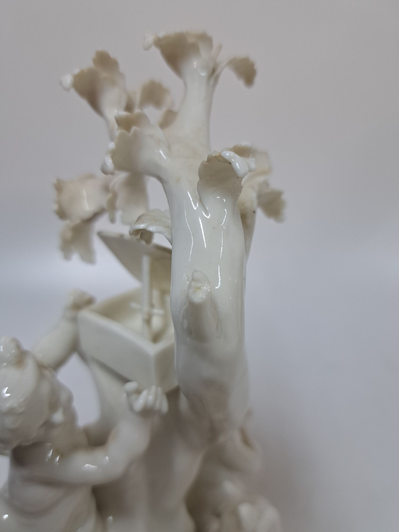 Detail c: 3 Porzellanfiguren, Nymphenburg, 20. Jh., weiß, 4 Amoretten im Baum mit verschiedenen Attributen, H. ca. 22cm, Allegorie auf den Winter, H. ca. ...