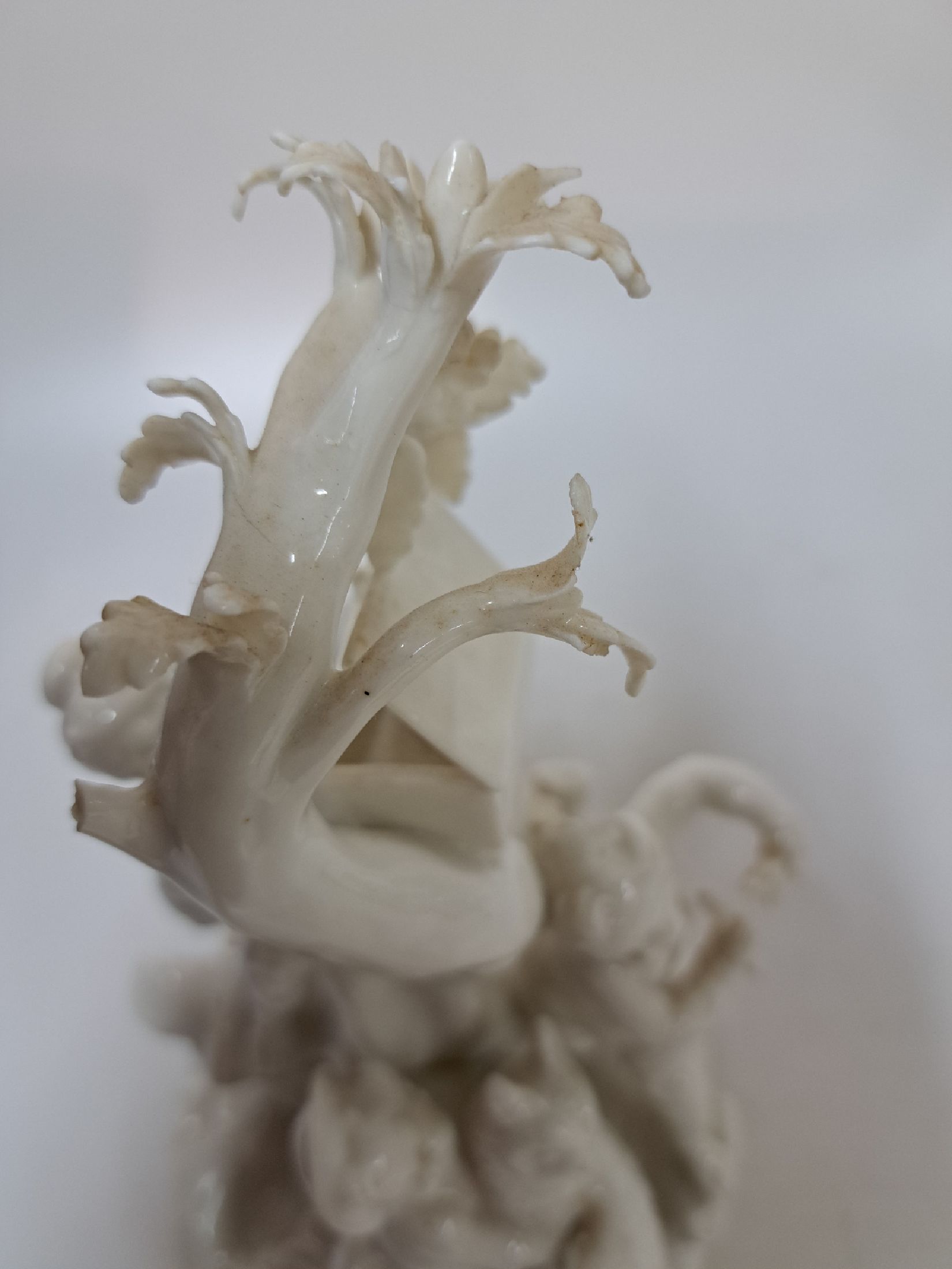 Detail d: 3 Porzellanfiguren, Nymphenburg, 20. Jh., weiß, 4 Amoretten im Baum mit verschiedenen Attributen, H. ca. 22cm, Allegorie auf den Winter, H. ca. ...