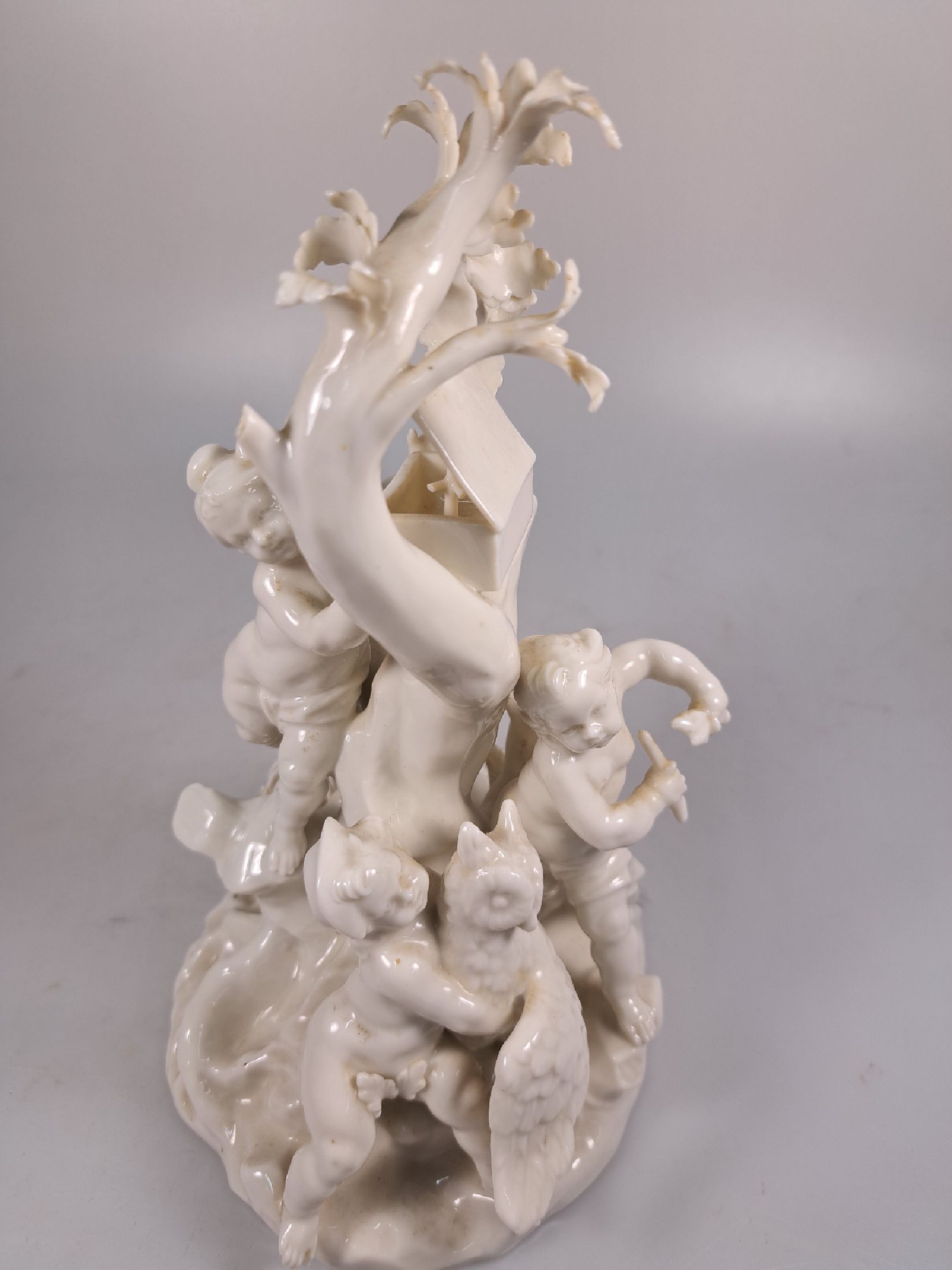 Detail f: 3 Porzellanfiguren, Nymphenburg, 20. Jh., weiß, 4 Amoretten im Baum mit verschiedenen Attributen, H. ca. 22cm, Allegorie auf den Winter, H. ca. ...