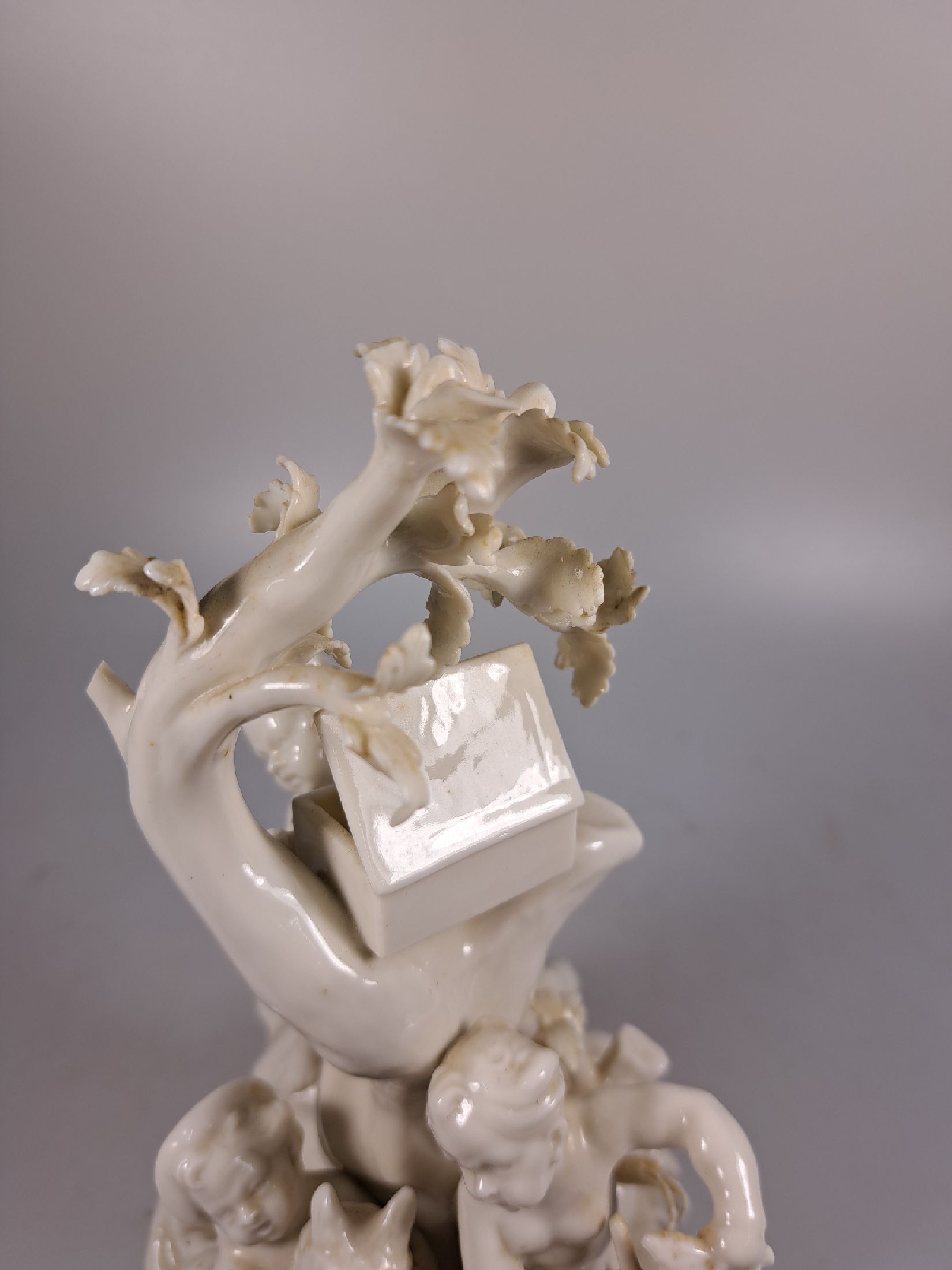 Detail g: 3 Porzellanfiguren, Nymphenburg, 20. Jh., weiß, 4 Amoretten im Baum mit verschiedenen Attributen, H. ca. 22cm, Allegorie auf den Winter, H. ca. ...