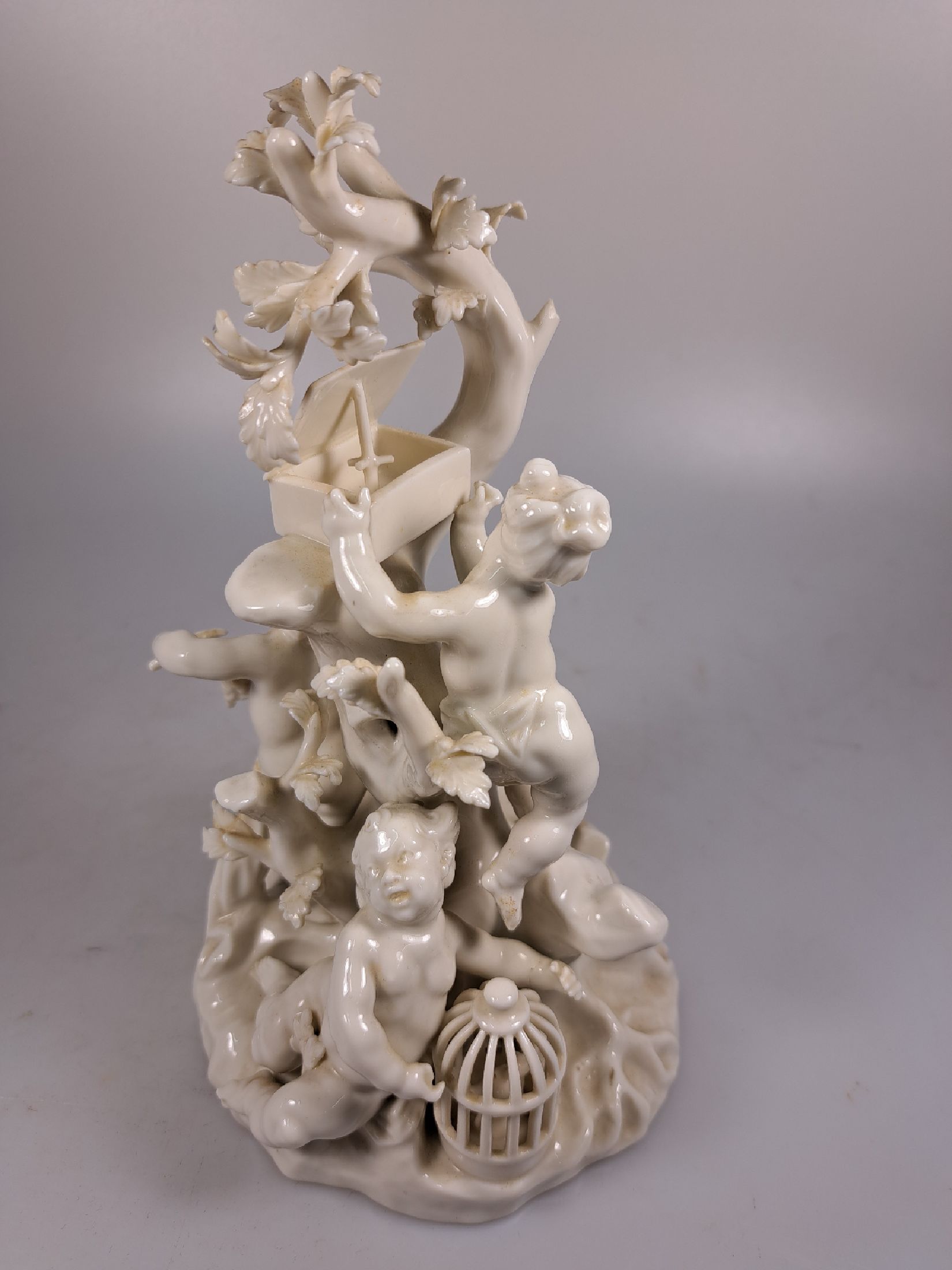 Detail h: 3 Porzellanfiguren, Nymphenburg, 20. Jh., weiß, 4 Amoretten im Baum mit verschiedenen Attributen, H. ca. 22cm, Allegorie auf den Winter, H. ca. ...