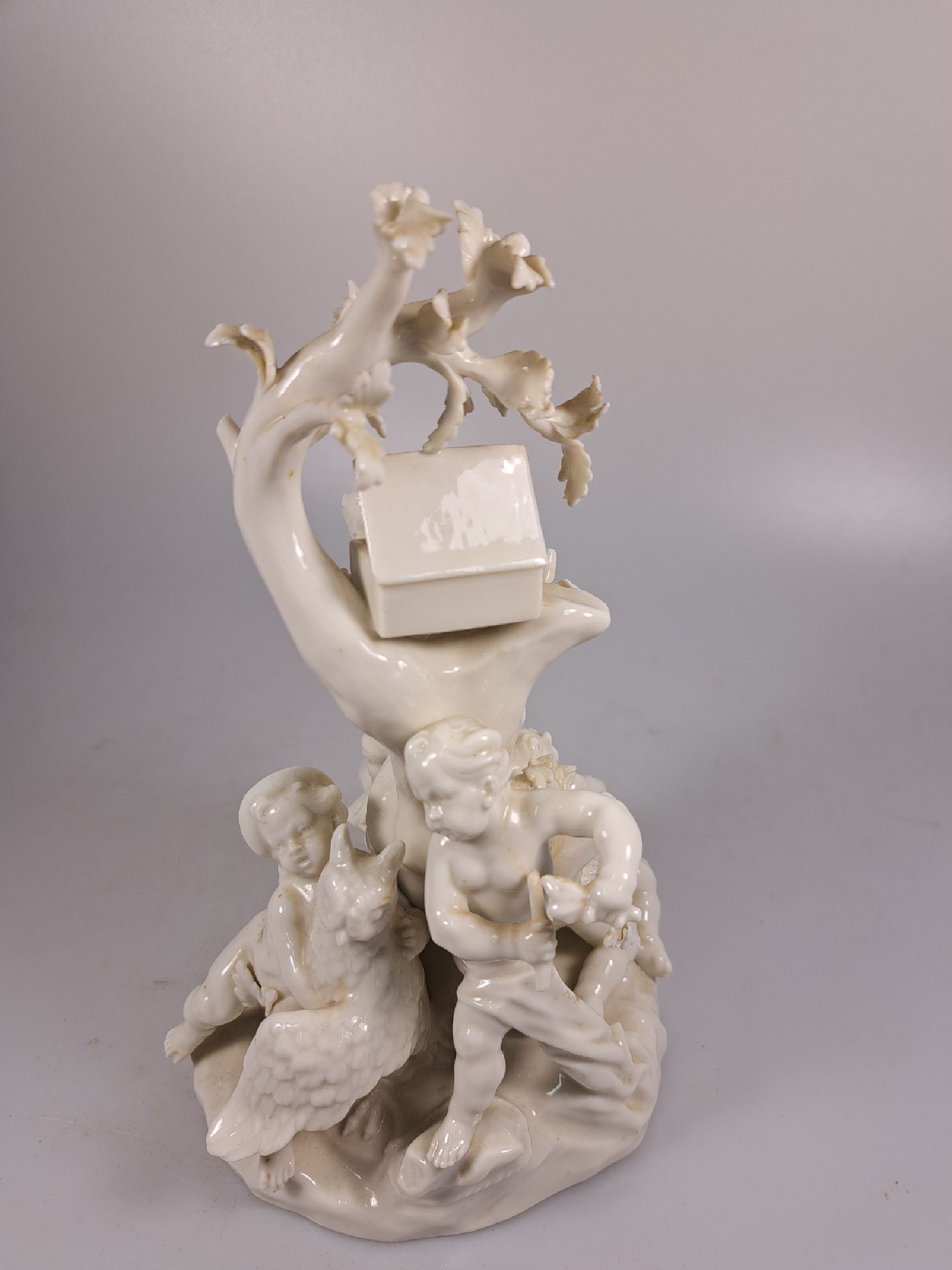 Detail i: 3 Porzellanfiguren, Nymphenburg, 20. Jh., weiß, 4 Amoretten im Baum mit verschiedenen Attributen, H. ca. 22cm, Allegorie auf den Winter, H. ca. ...