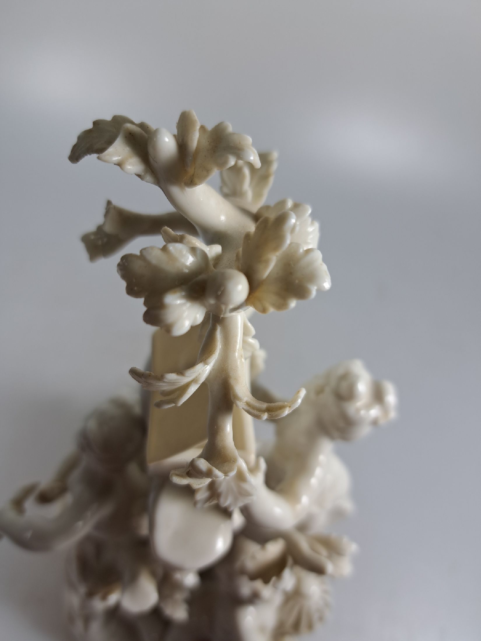 Detail j: 3 Porzellanfiguren, Nymphenburg, 20. Jh., weiß, 4 Amoretten im Baum mit verschiedenen Attributen, H. ca. 22cm, Allegorie auf den Winter, H. ca. ...