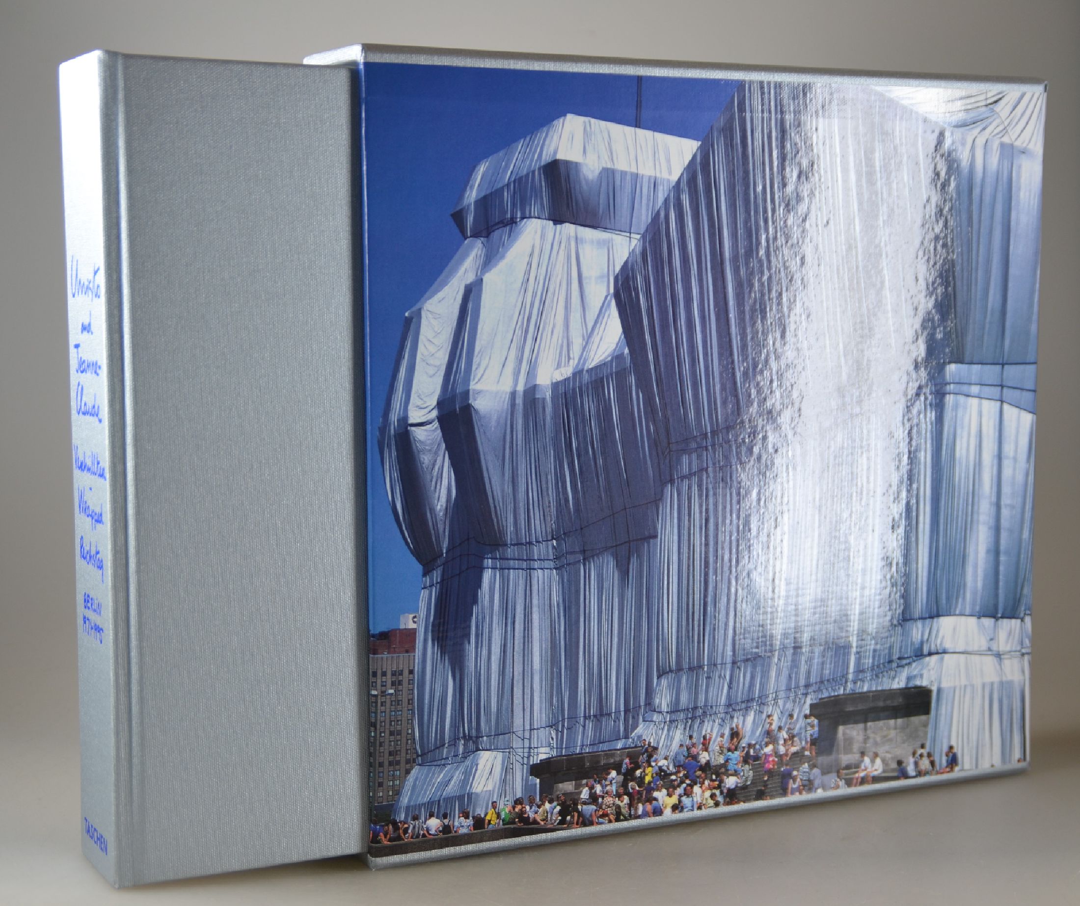 Detail c: Christo und Jeanne-Claude: Verhüllter / Wrapped Reichstag, Berlin 1971-1995, Köln, Taschen 1996, mit über 1000 meist farbigen Fotografien ...