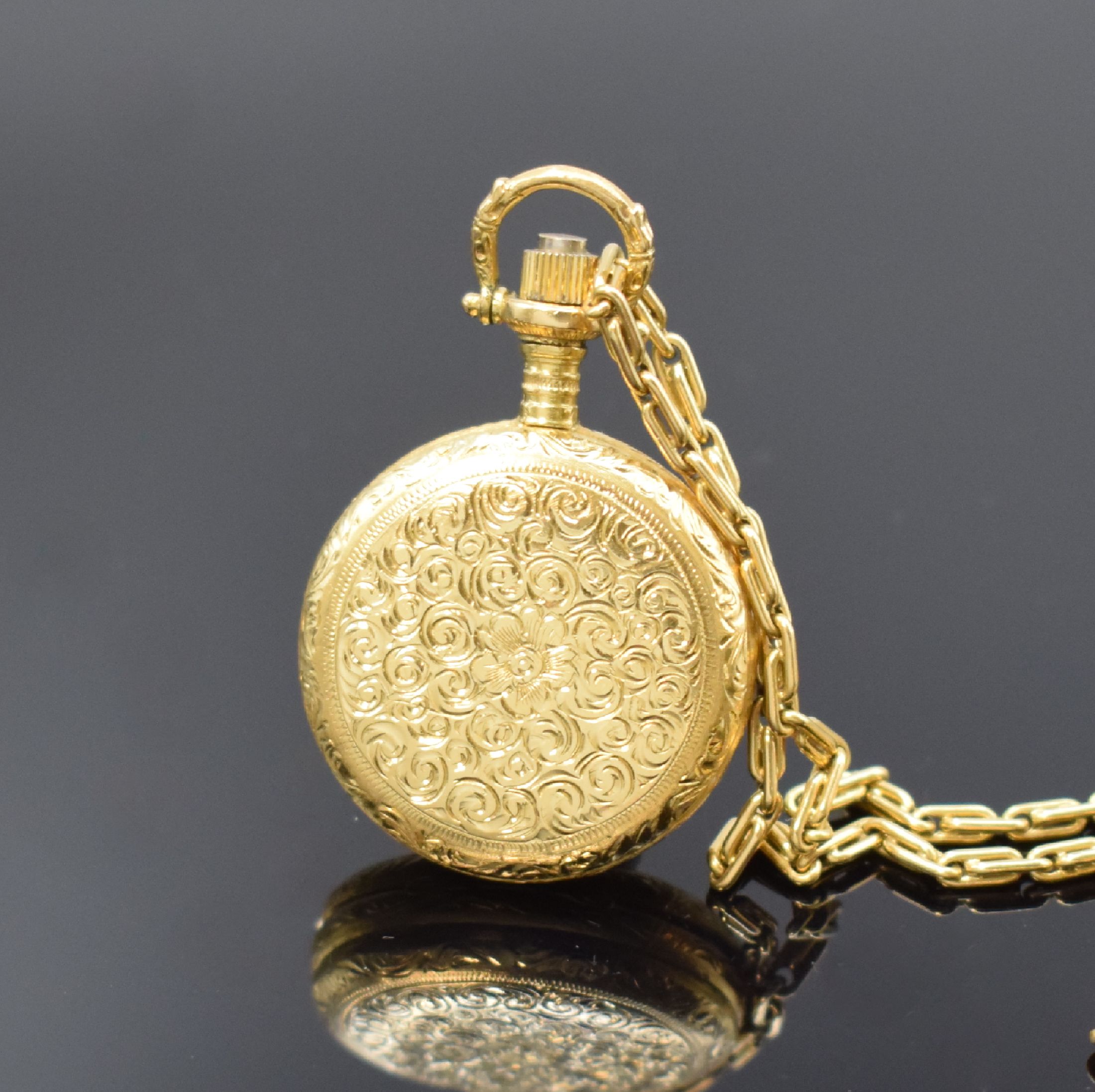 Detail b: Damensavonette in GG 750/000 mit Kette in GG 750/000, Schweiz um 1970, Handaufzug, floral grav. Geh., Boden aufgedr., grav. Zifferbl. m. röm. ...