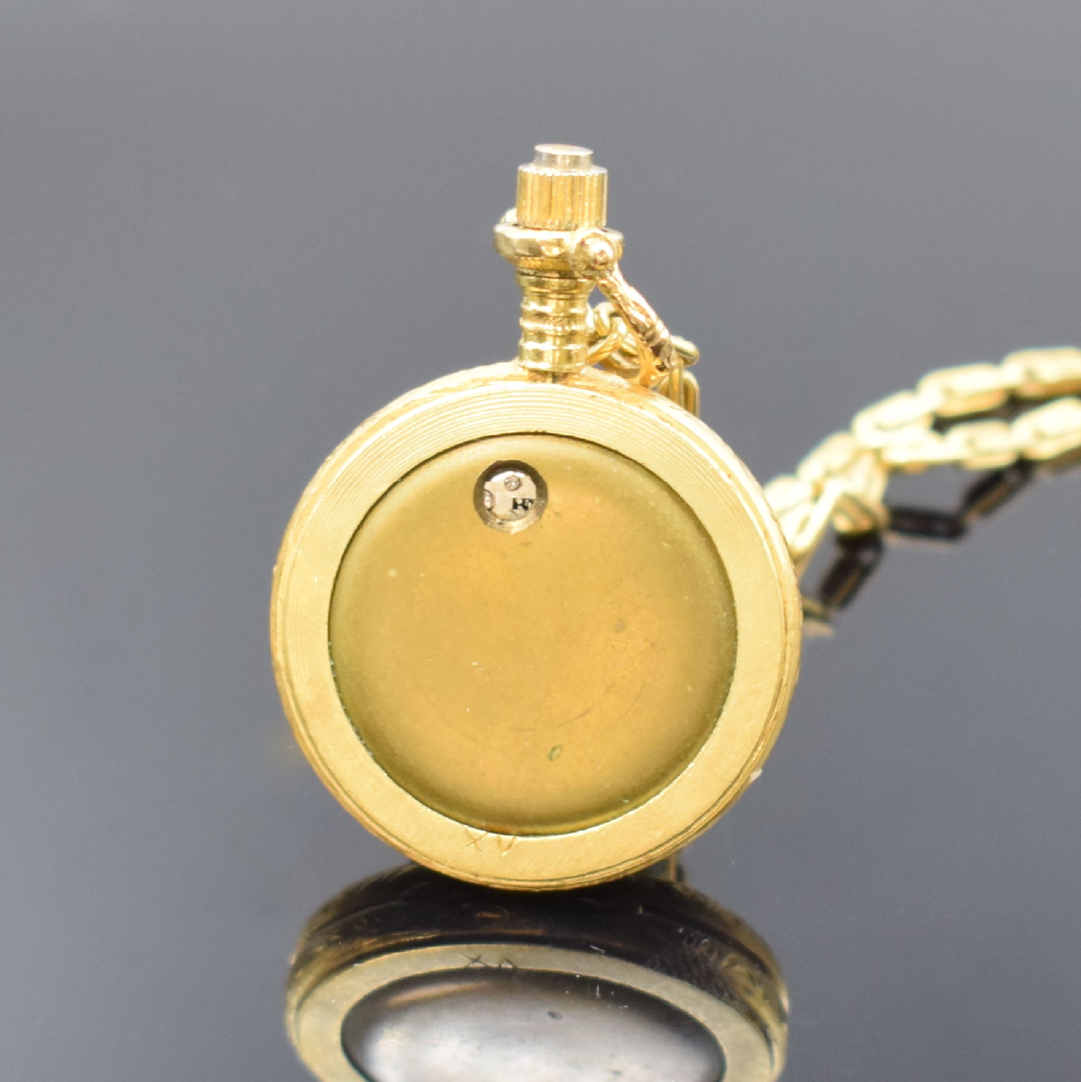 Detail c: Damensavonette in GG 750/000 mit Kette in GG 750/000, Schweiz um 1970, Handaufzug, floral grav. Geh., Boden aufgedr., grav. Zifferbl. m. röm. ...