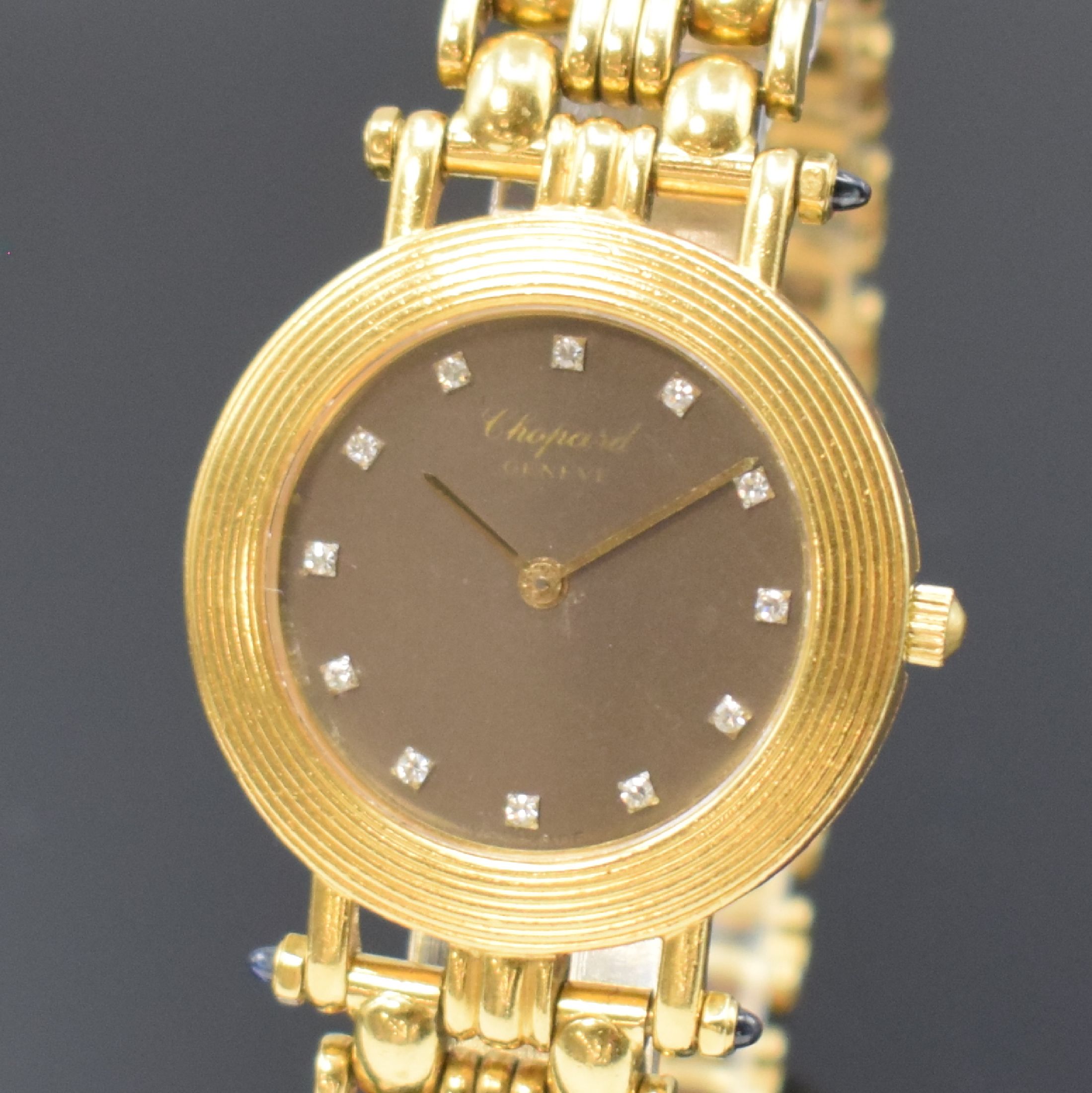 Detail b: CHOPARD Damenarmbanduhr in GG 750/000, Schweiz um 1975, quarz, Stülpgeh., Chopard Goldband in GG 750/000, Schmuck-Cabochons (1x fehl.), graues ...