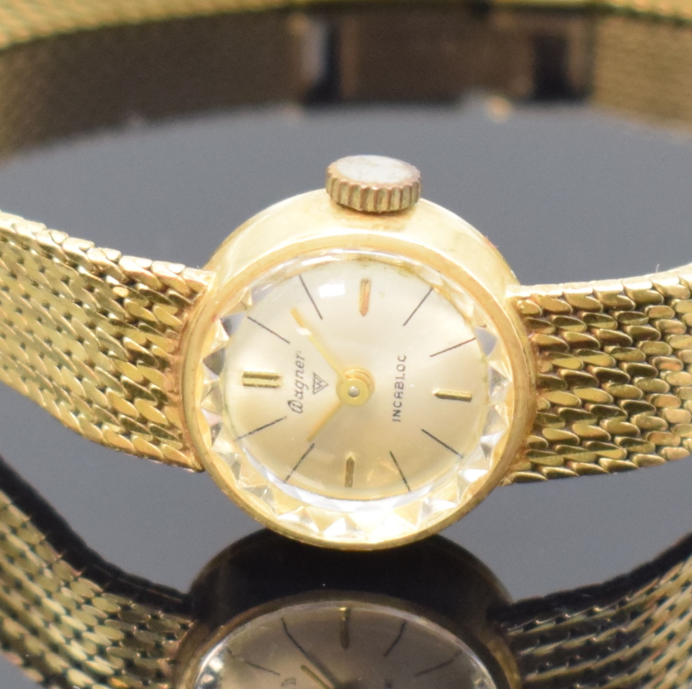 Detail a: WAGNER Damenarmbanduhr in GG 585/000, Schweiz um 1970, Handaufzug, Boden aufgedr., facett. Glas, silb. Zifferbl. m. gold. Ind. u. Zeigern, Ankerwerk, ...