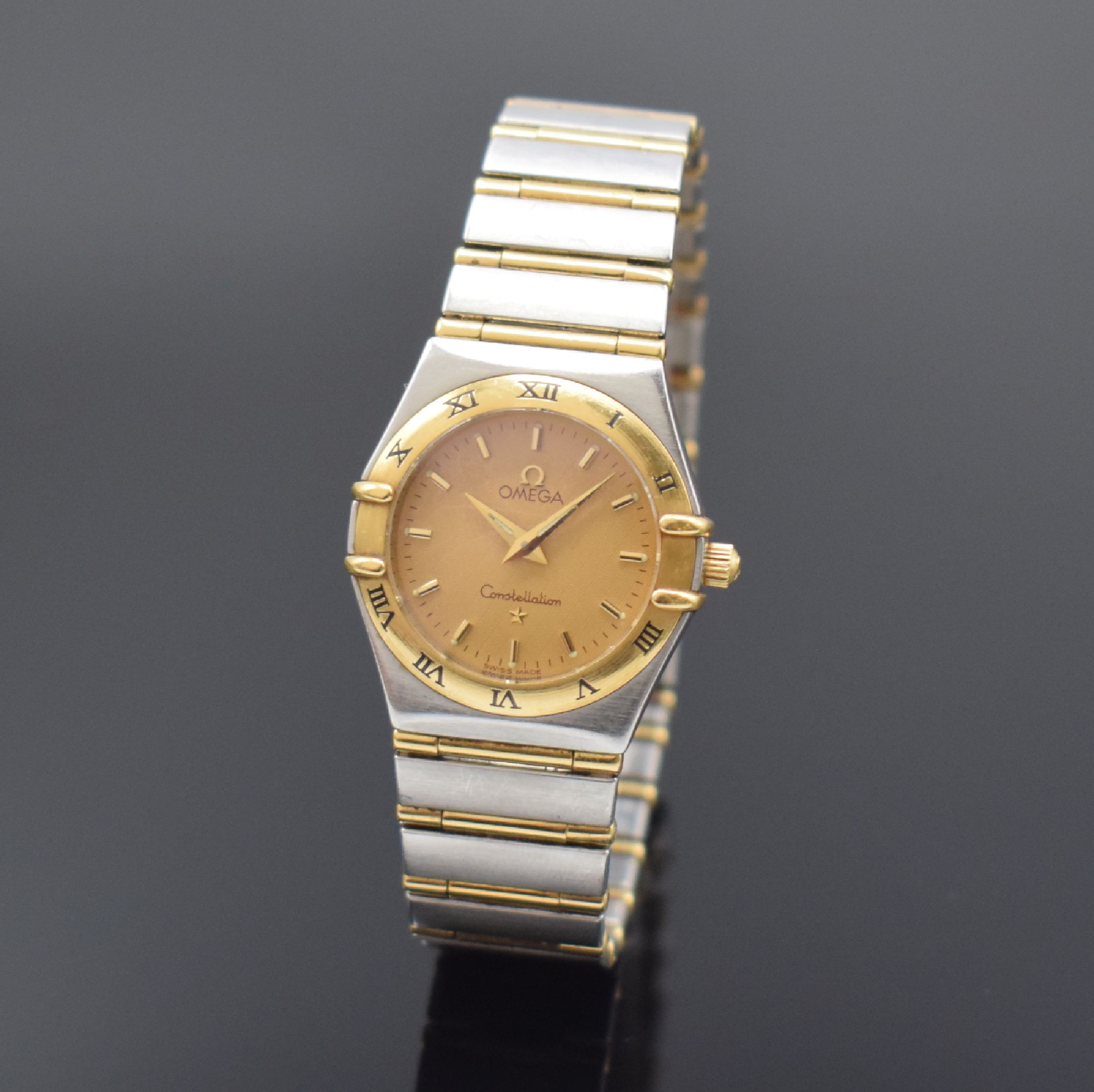 OMEGA Constellation Damenarmbanduhr in Stahl/Gold, Schweiz um 1995, quarz, Boden aufgedr., Gliederband m. Faltschl., Goldlünette m. röm. Zahlen, ...